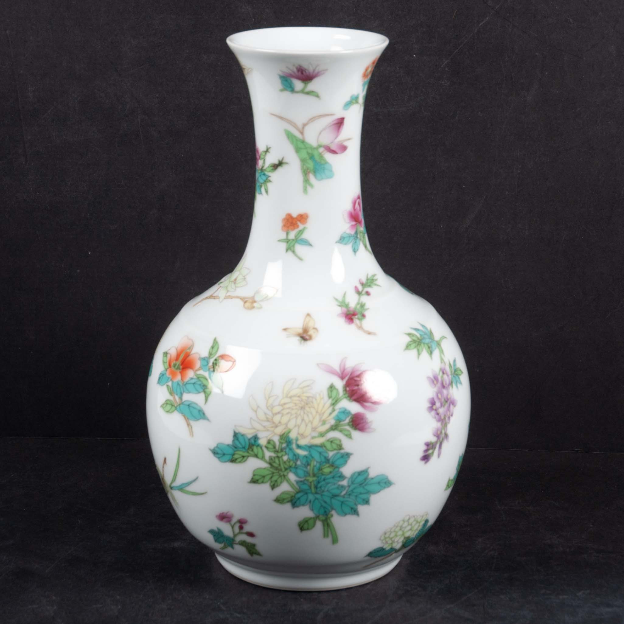 VAS, Kina, omkring 1900-talets mitt, motiv med fjärilar och pioner.