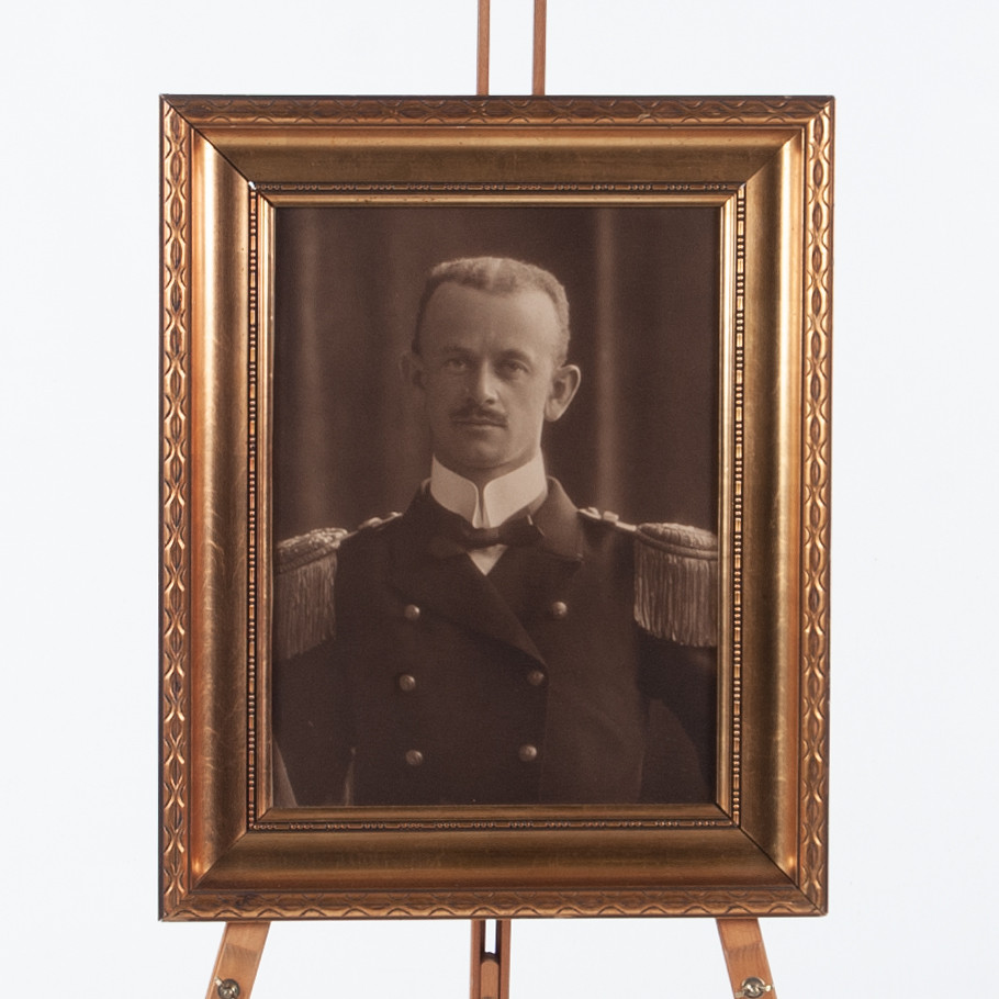 MYTOMSPUNNA S/S MALMBERGET, förlist 1913, stort porträttfoto av styrmannen Sebastian Vult von Steijern (1881-1913), (adliga och friherrliga ätterna Vult von Steijern, nr 1889 & 384).