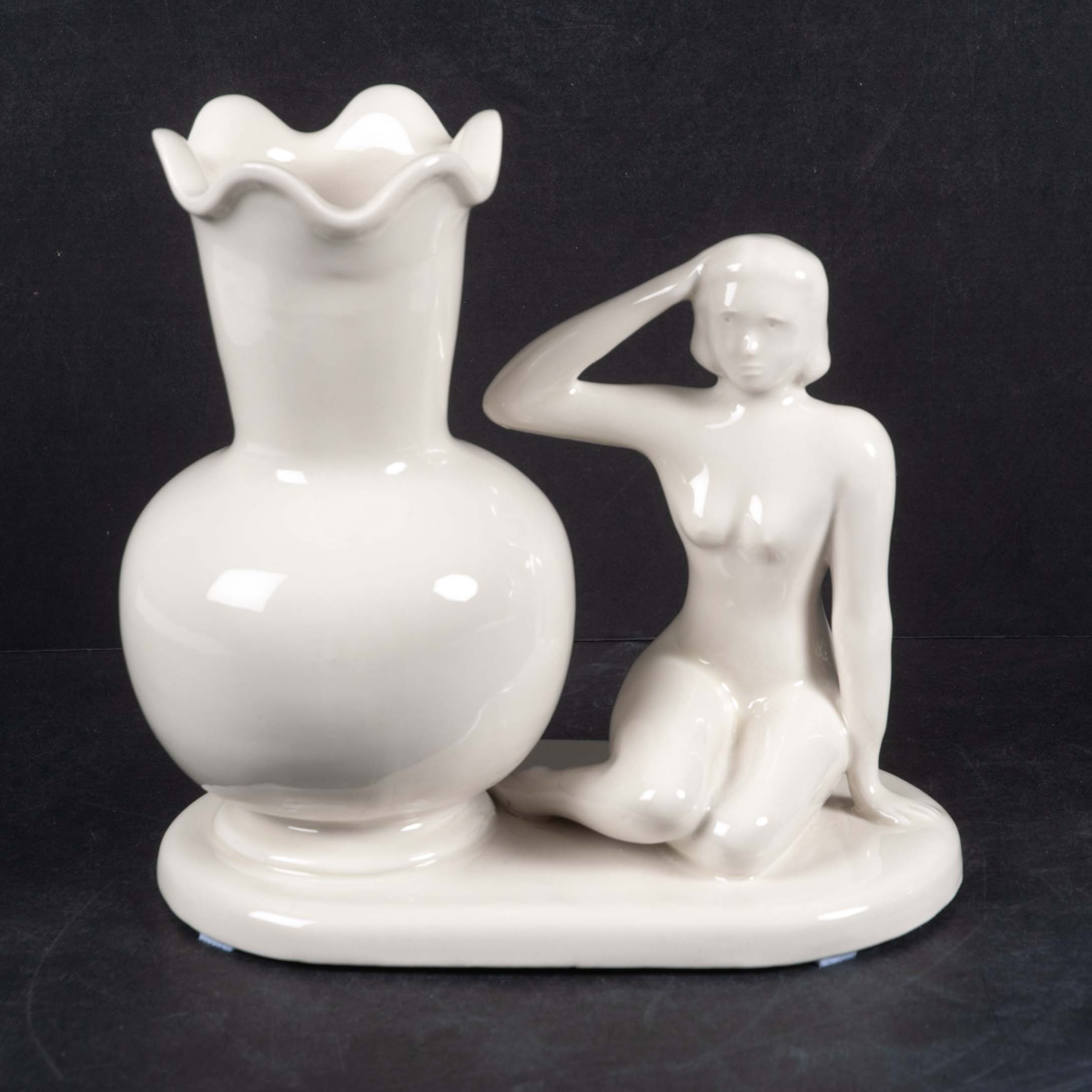 FIGURIN MED VAS, Art Deco, 1930/40-tal, ovanlig modell.