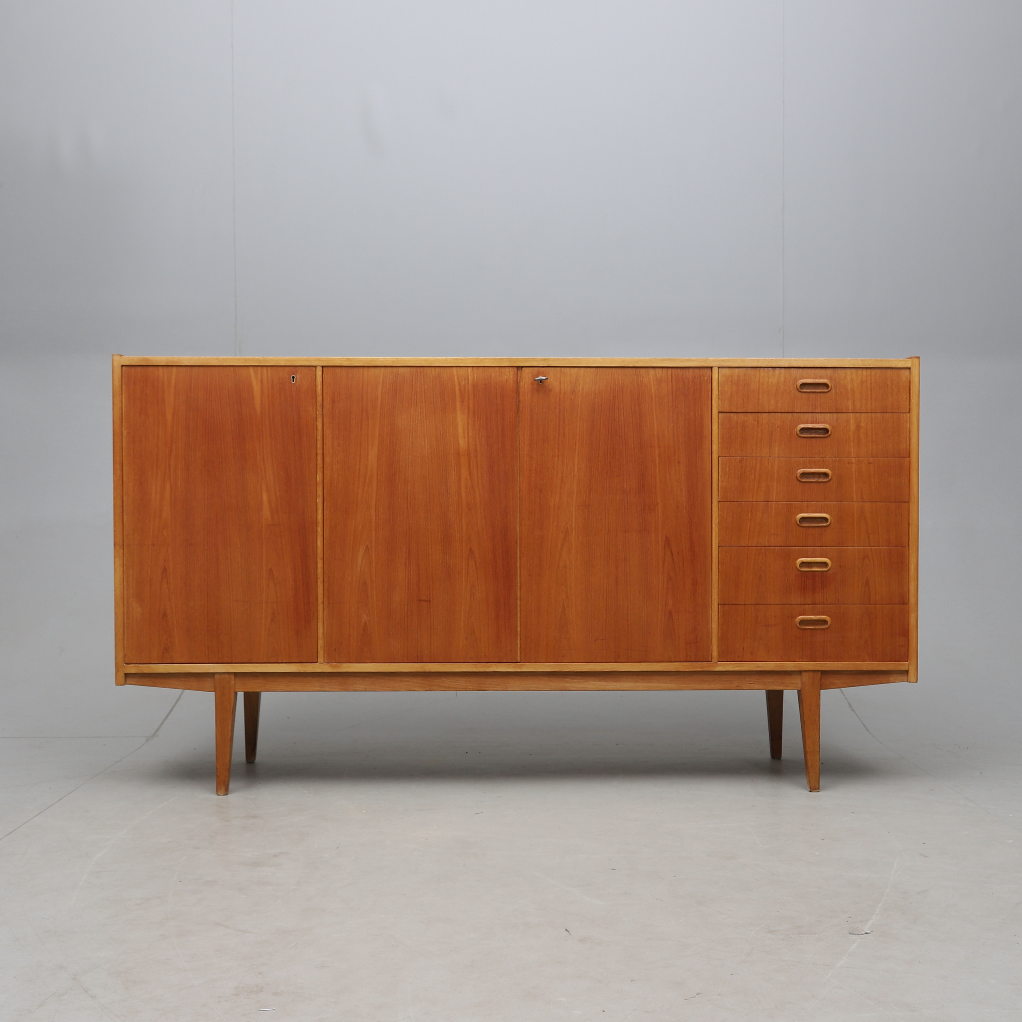 SIDEBOARD, teak, omkring 1900-tales mitt.
