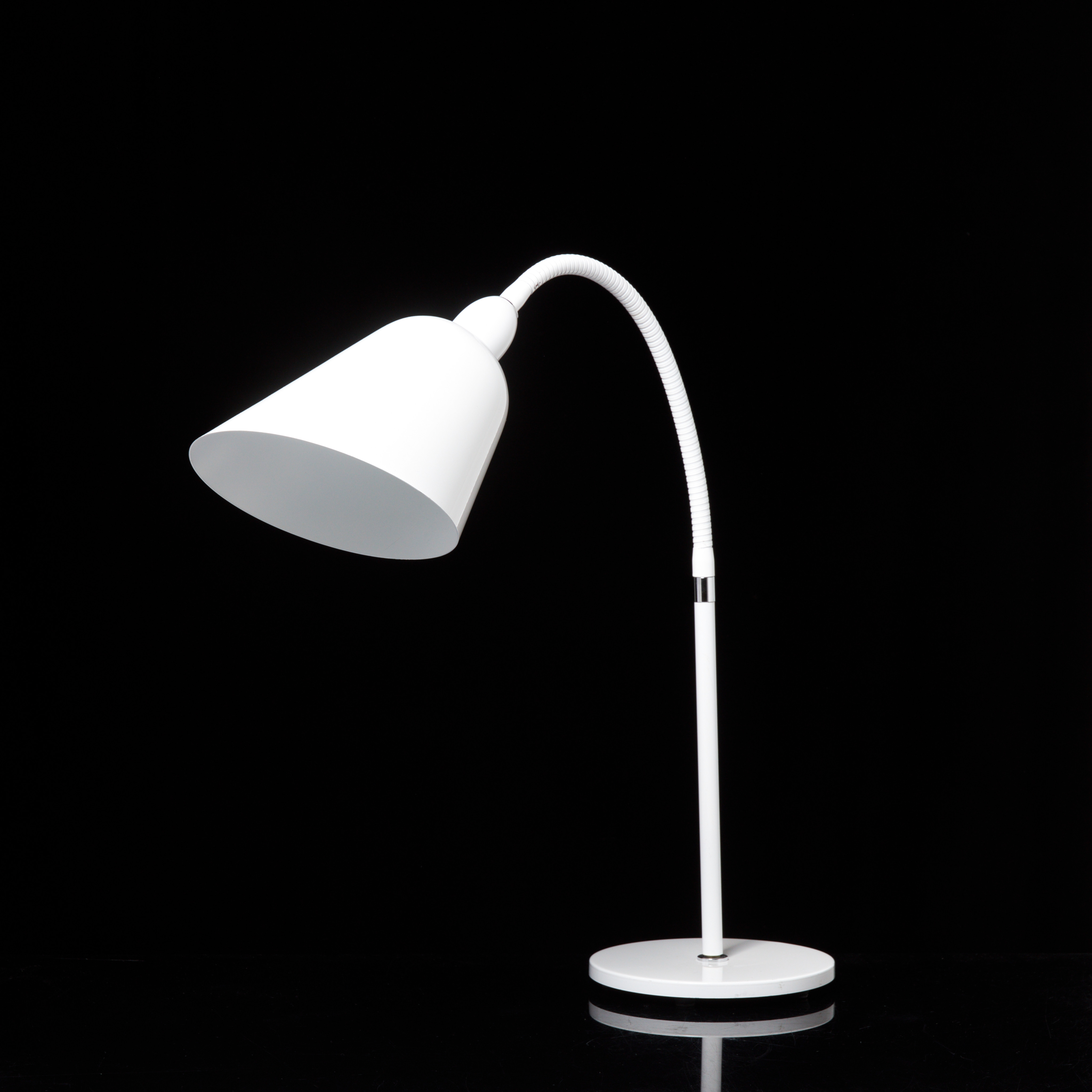 ARNE JACOBSEN. 4883995. "Bellevue AJ8", bordslampa, &Tradition, Danmark, formgivningsår 1929, vitlackerad.