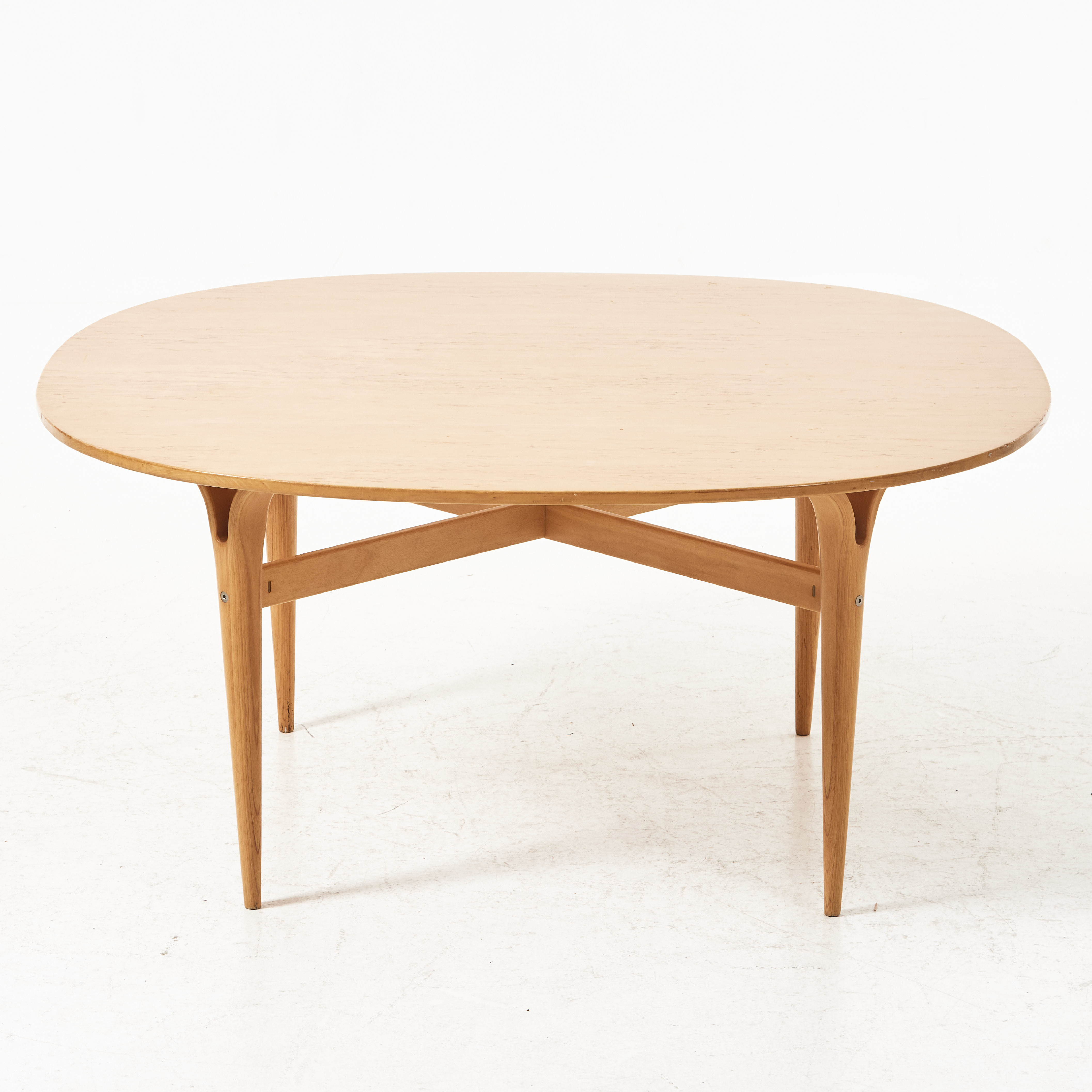 BRUNO MATHSSON. Soffbord, ben av böjlimmad bok, skivan med fanér i masurbjörk.