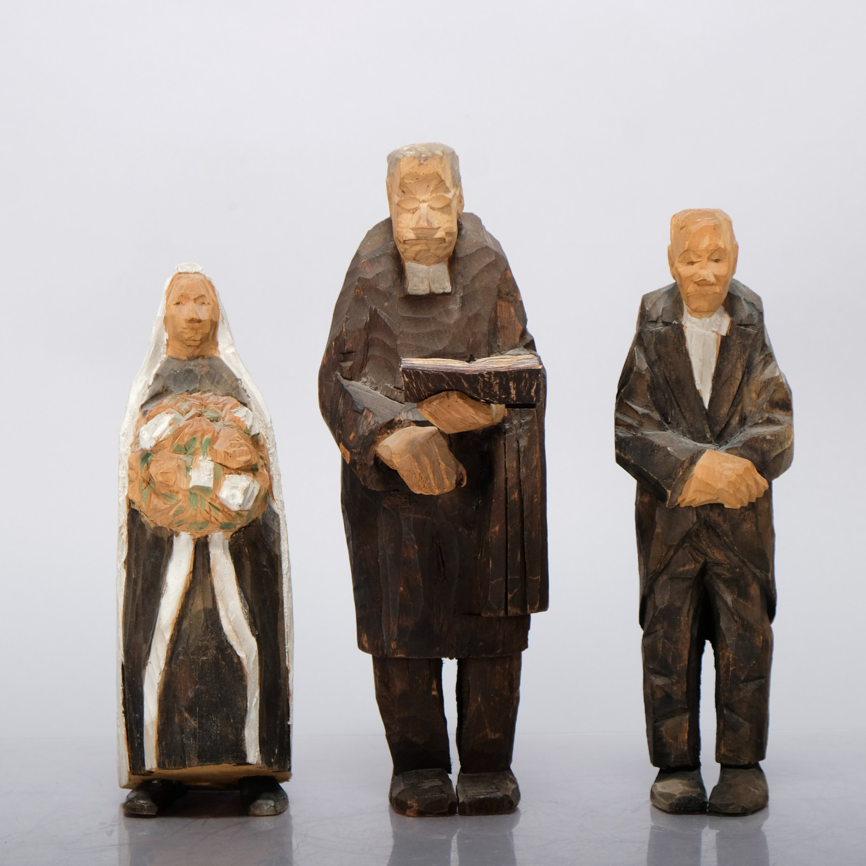 AXEL PETERSSON. "Döderhultarn" Träfigurer, "Bröllopet", signerade, daterade 1919,. (3delar).