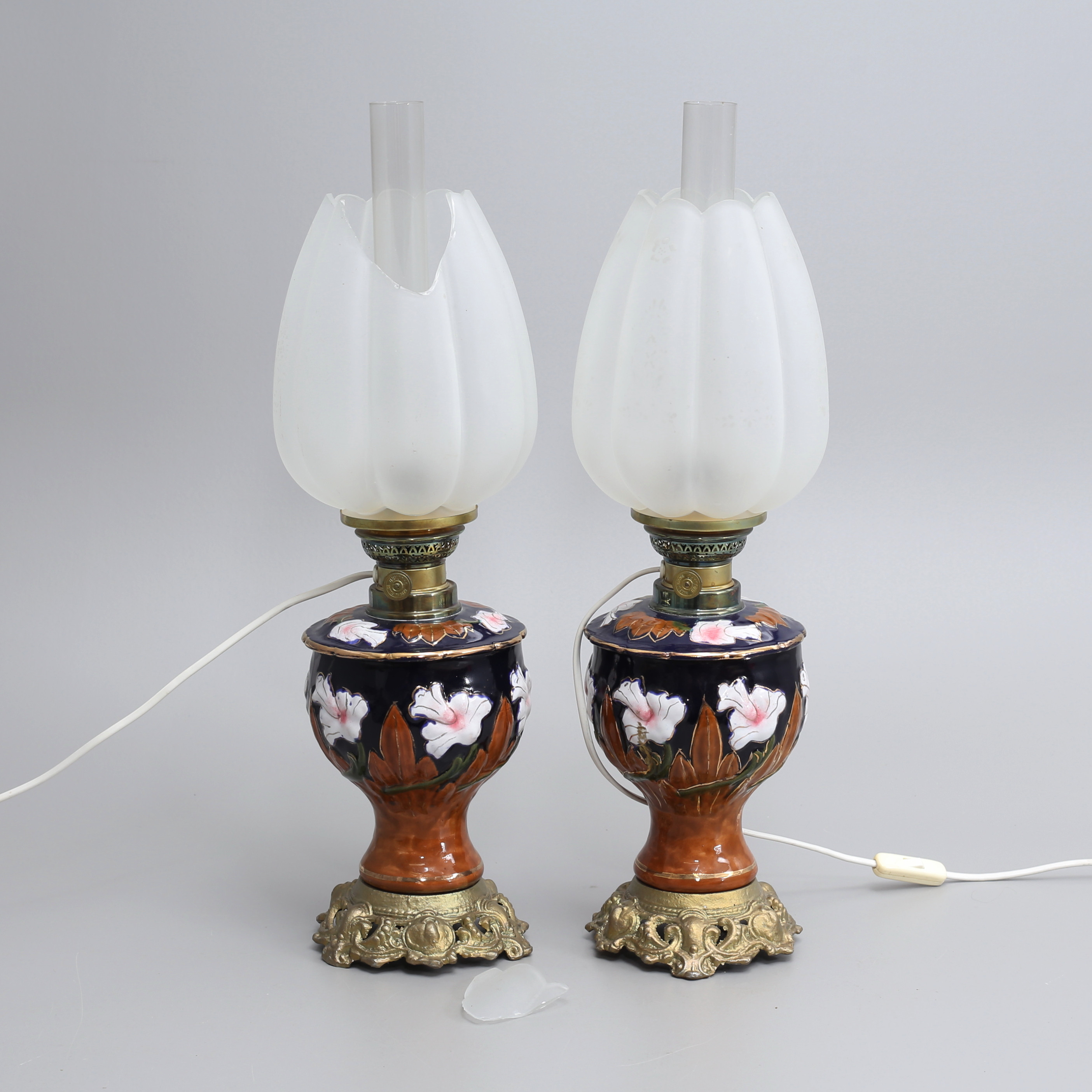 BORDSLAMPOR, ett par, majolika, 1900-tal.