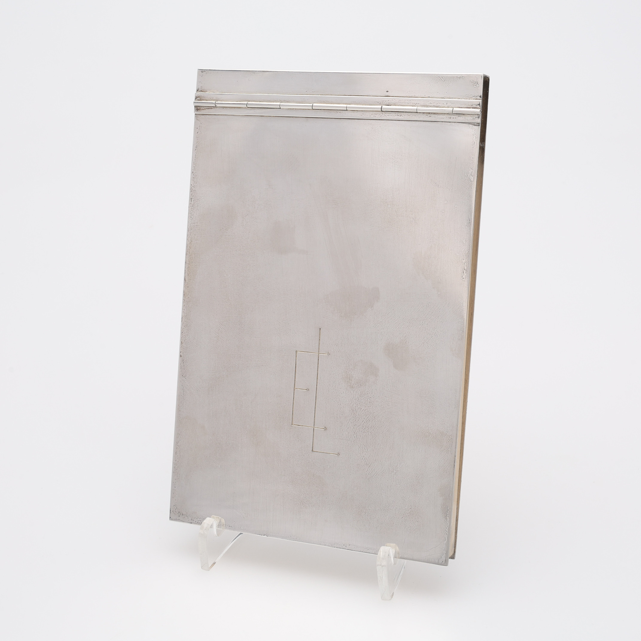 WIWEN NILSSON. ANTECKNINGSBLOCK, STERLINGSILVER, signaturstämplad i Lund 1962. 343 g utan inlaga.