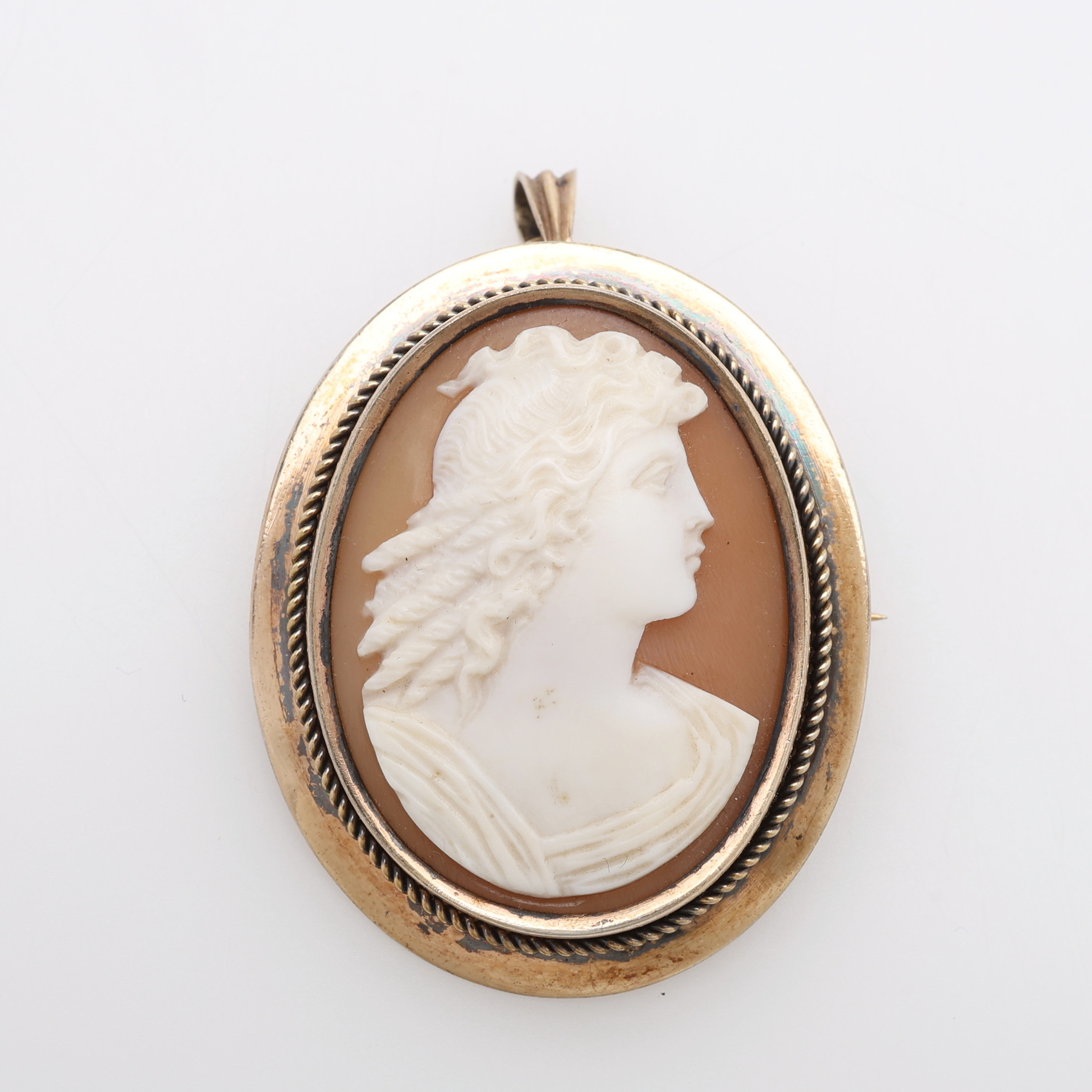 BROSCH/HÄNGE, Swenson & Luhr, Göteborg, 1911, förgyllt silver med snäckkamé.