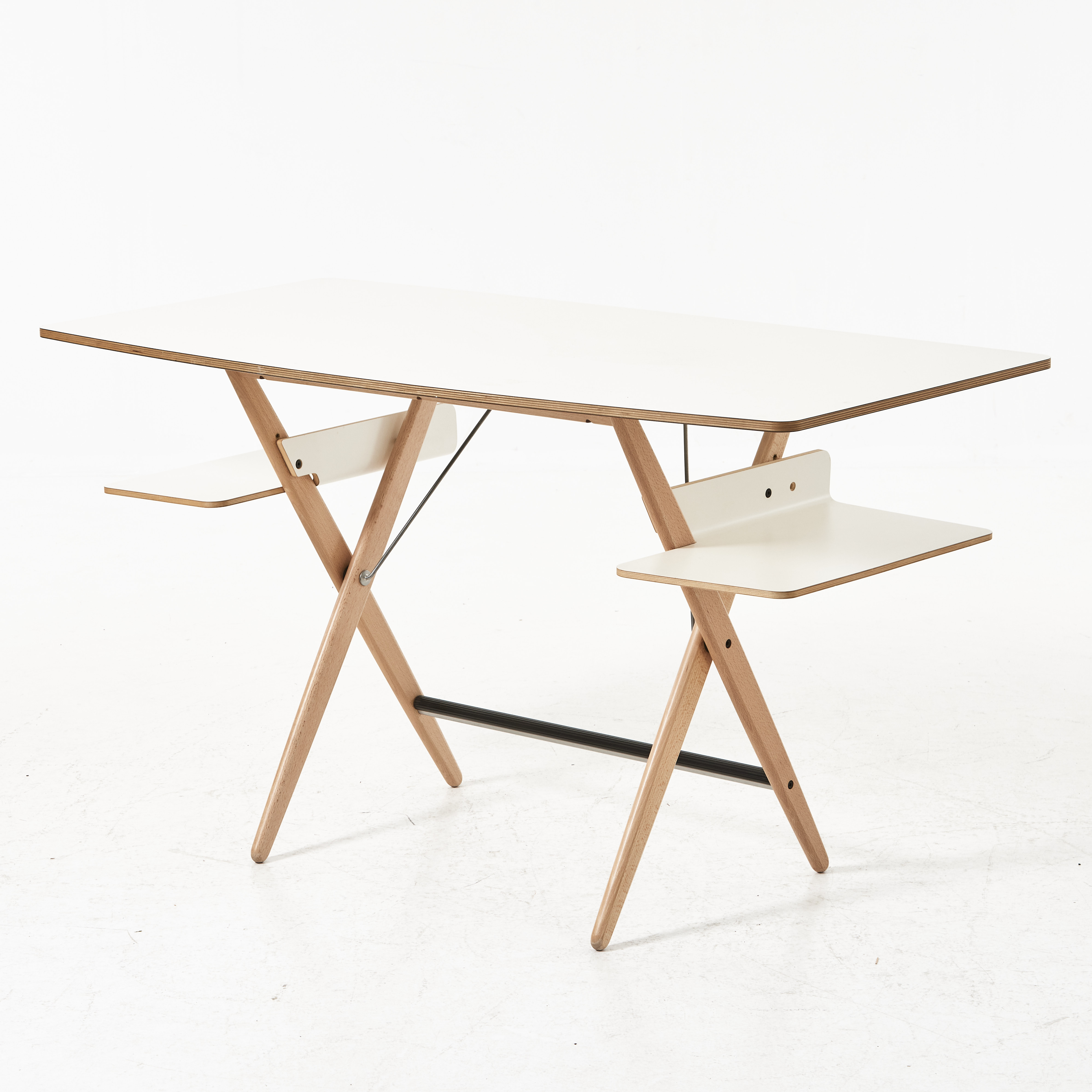 ACHILLE CASTIGLIONI. "Scrittarello", skrivbord, De Padova, 2010-tal, svagt välvd skiva, underhyllor, benställning i bok.