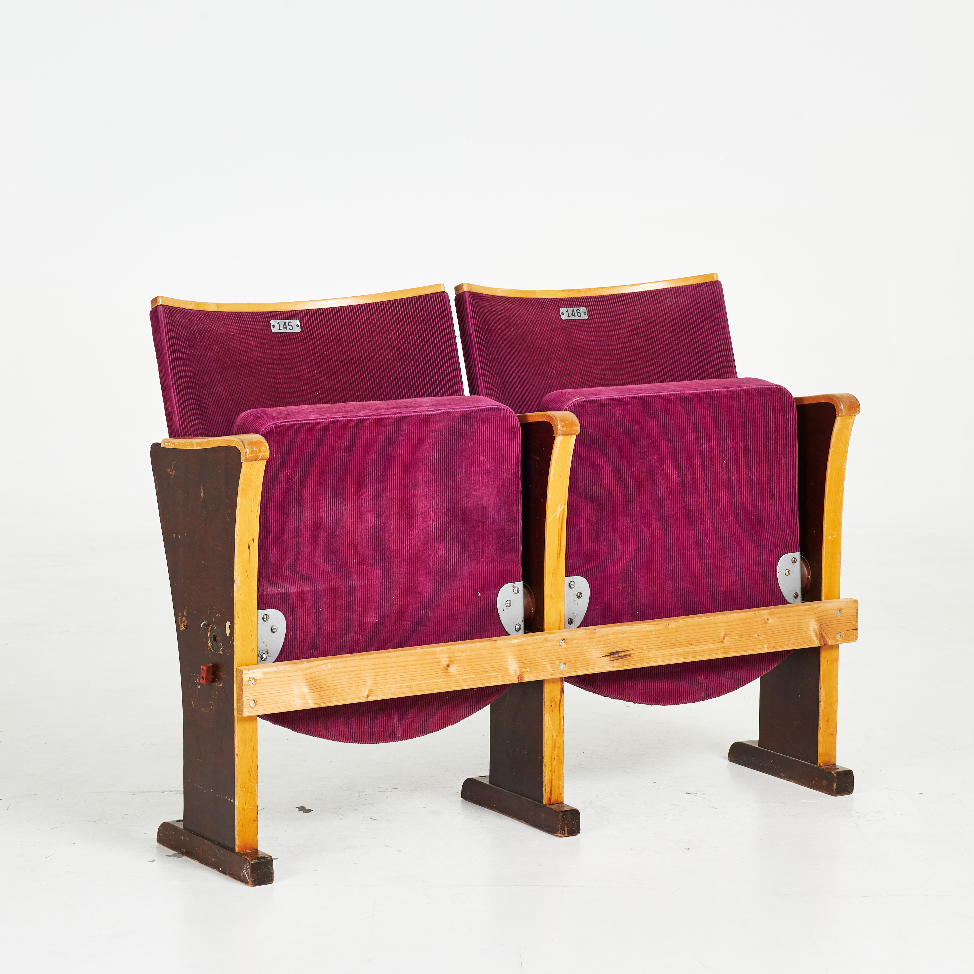 BIOGRAFSTOLAR, 2 st., 1900-talets första hälft, tygklädsel.