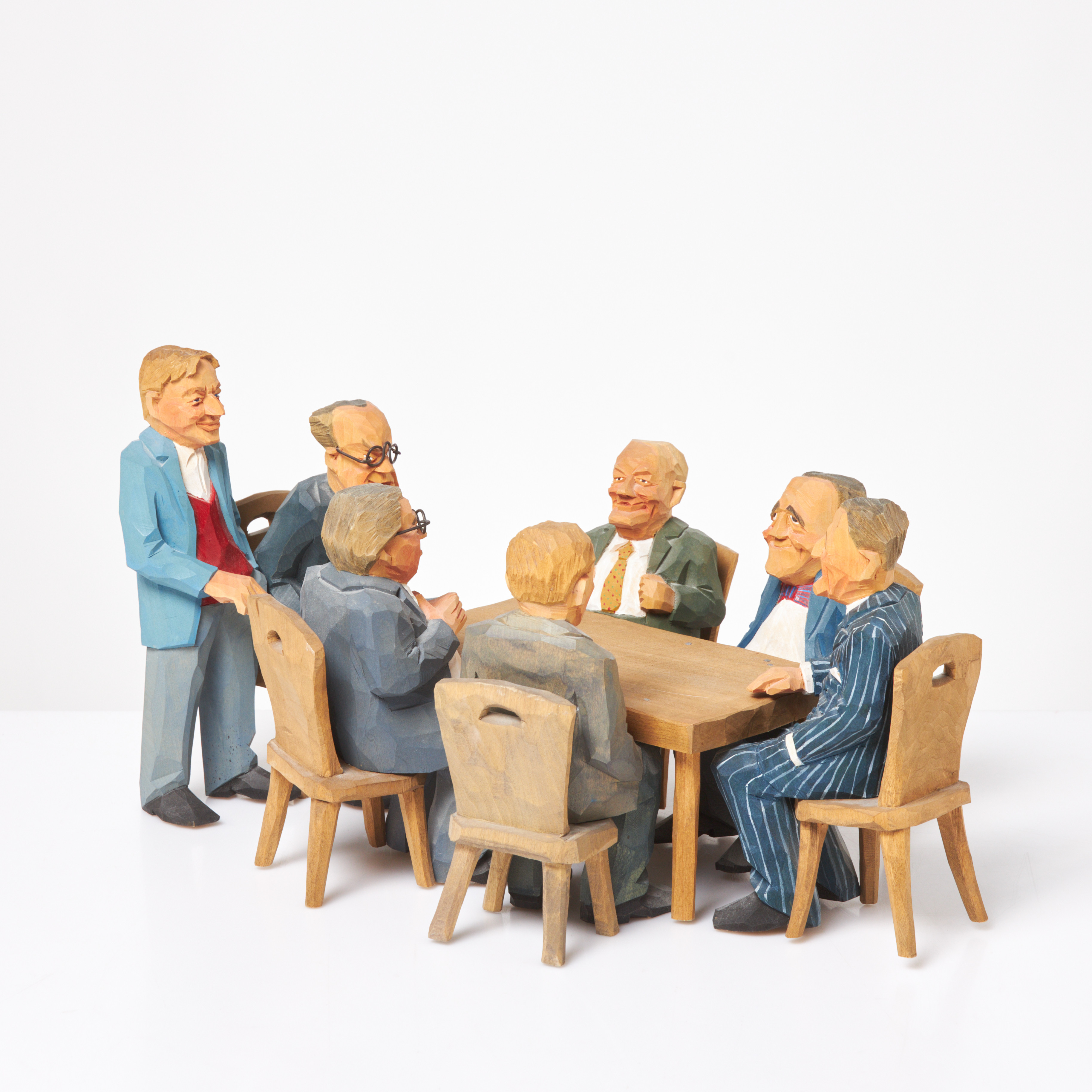 URBAN GUNNARSSON. Träfigurer, 7 st. politiker till bords, signerade 1996 undertill.