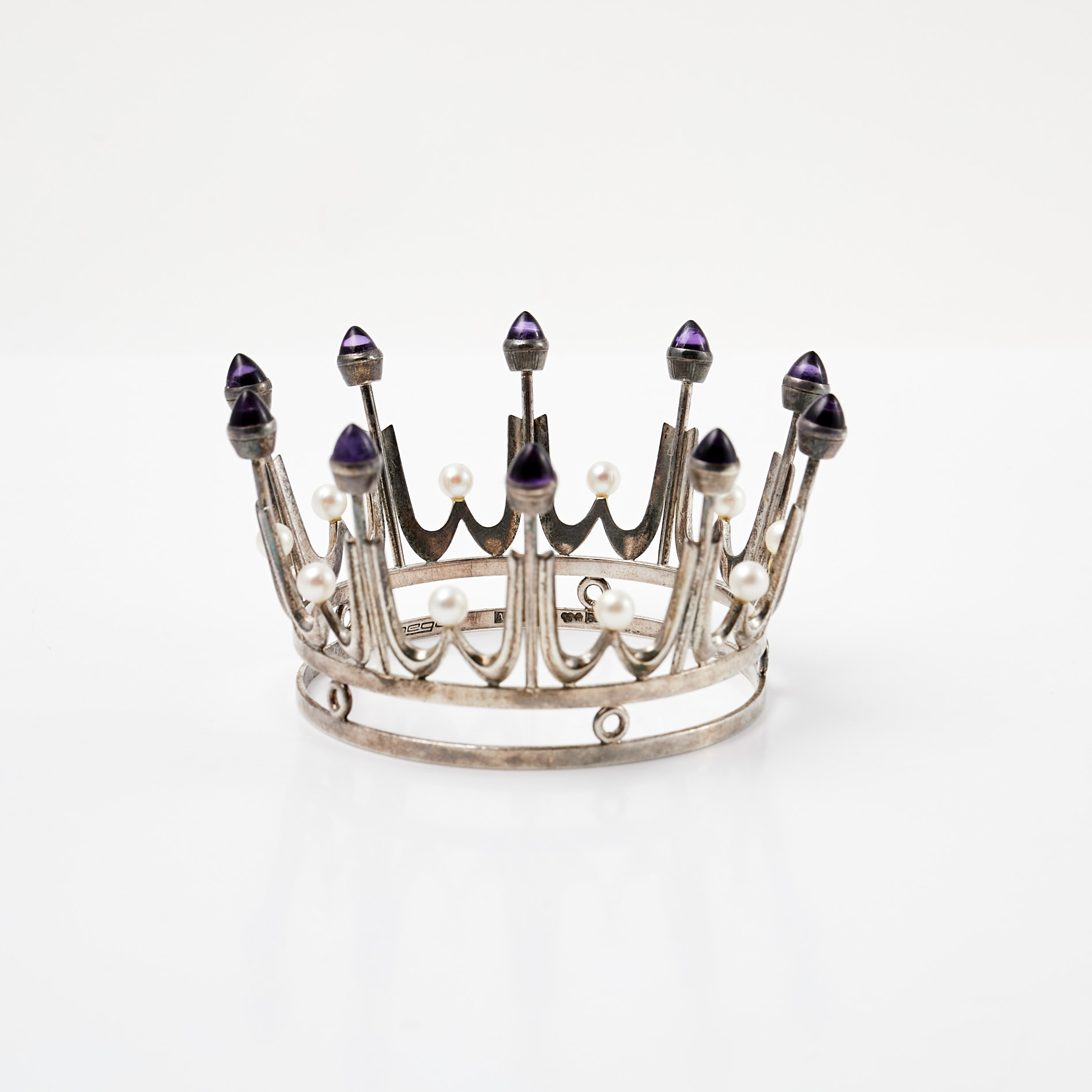 KARL-ERIK PALMBERG. Brudkrona, silver, odlade pärlor, sockertoppslipade ametister, Alton, Falköping, 1968.