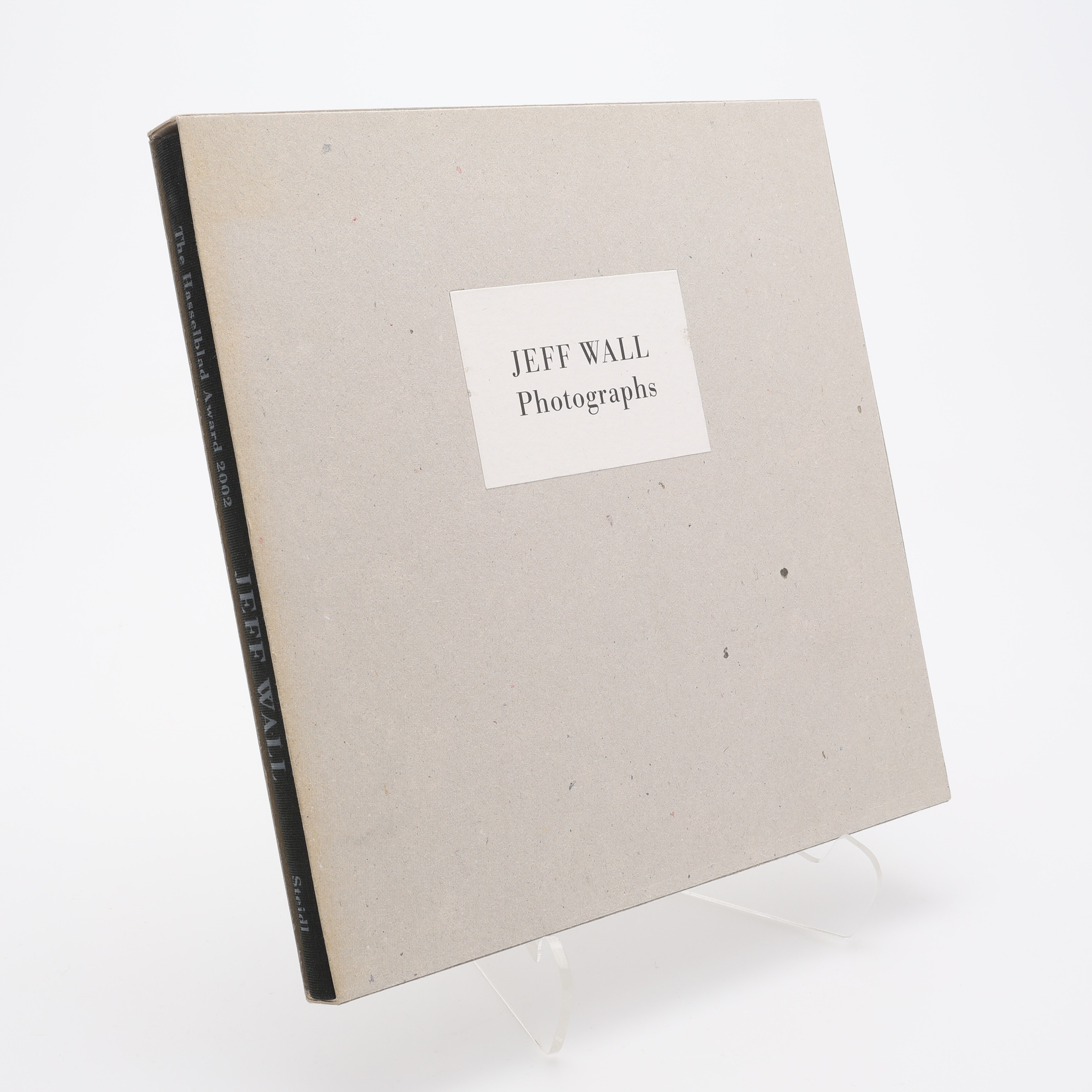 FOTO. DEN KANADENSISKE FOTOGRAFEN JEFF WALLS "PHOTOGRAPHS" SOM UTGAVS I SAMBAND MED ATT HAN TILLDELADES HASSELBLADPRISET I FÖRSTA UPPLAGAN, 2002 - SIGNERAD.