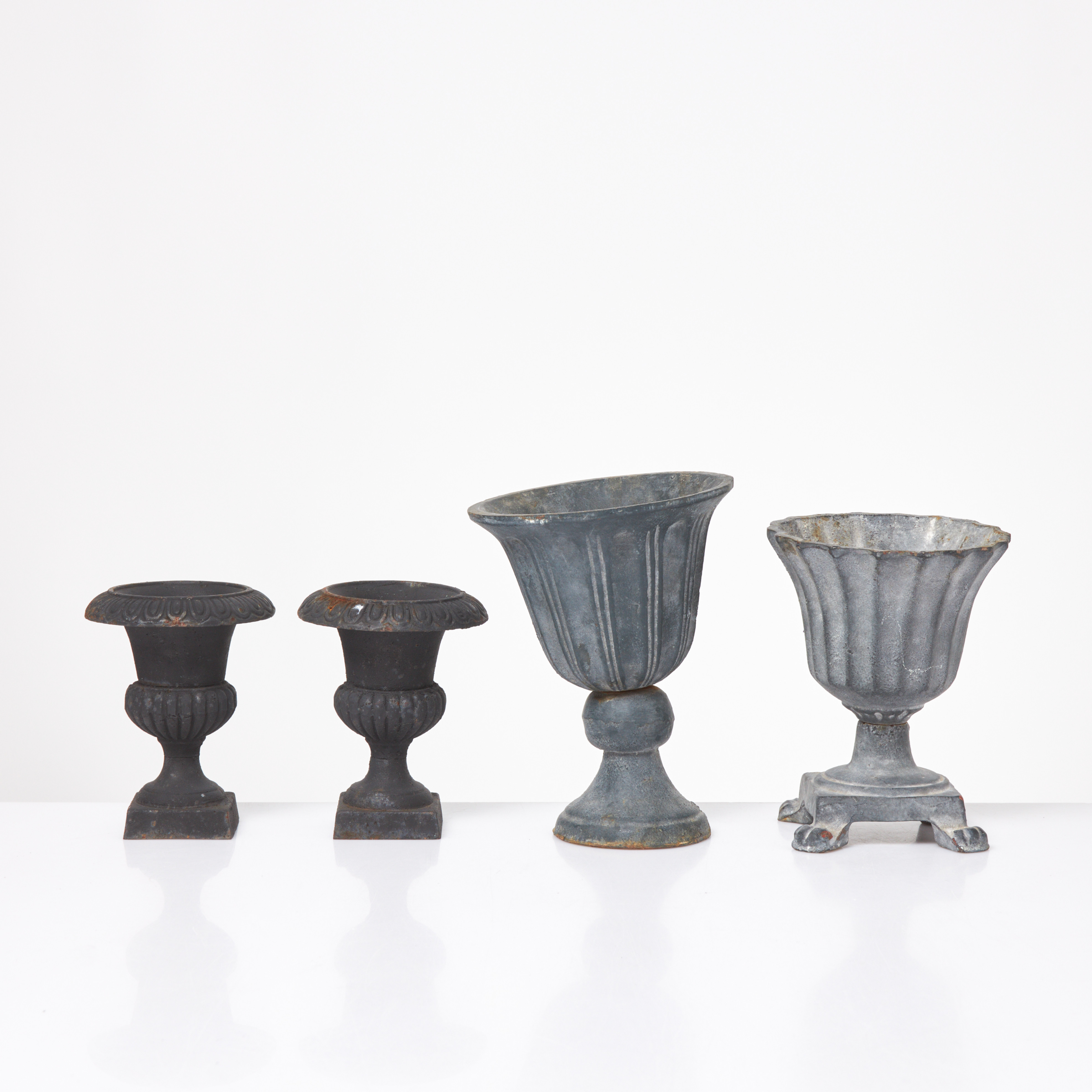 URNOR. 1 par+ 2 st, gjutjärn respektive metall med legering, 1900-tal.