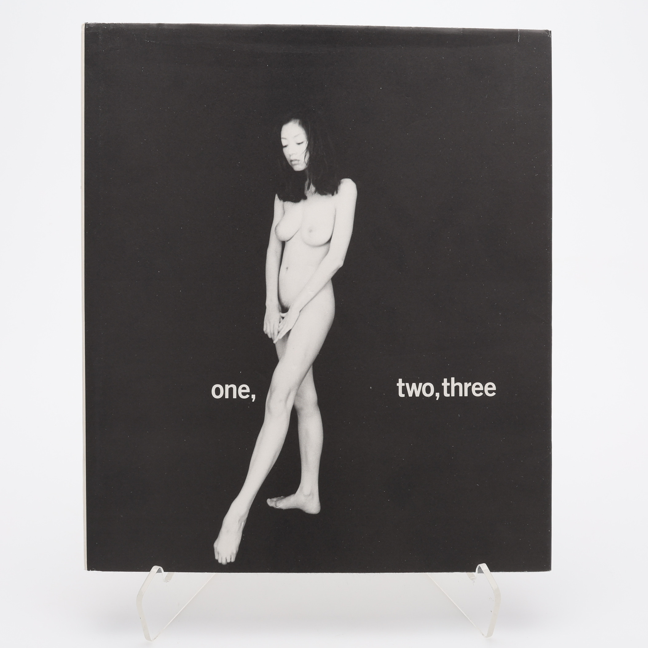 FOTO. DEN JAPANSKE FOTOGRAFEN KISHIN SHINOYAMAS "ONE, TWO, THREE" I FÖRSTA UPPLAGAN, 1995.