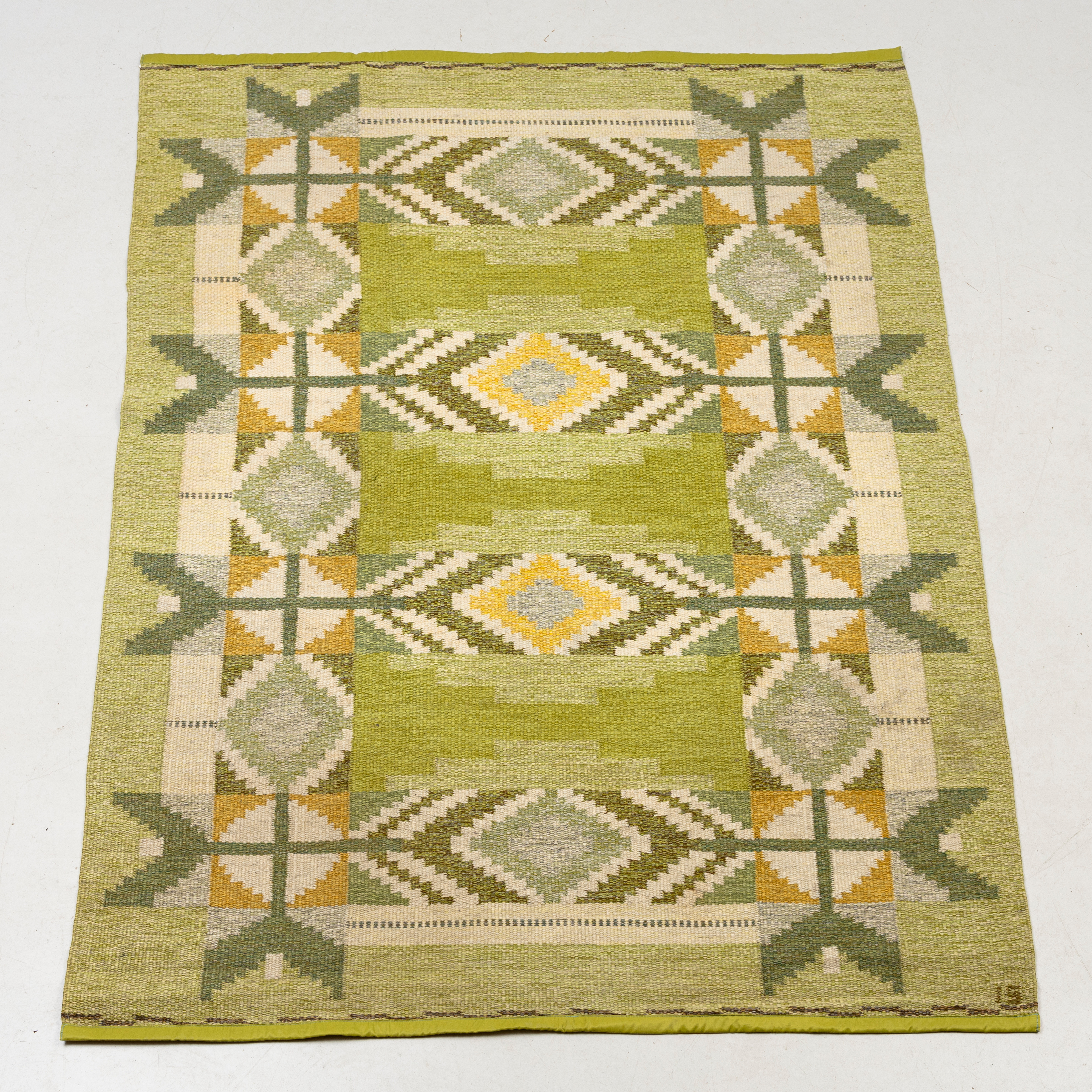 INGEGERD SILOW. Matta, röllakan, monogramsignerad, ca 235 x 165 cm.