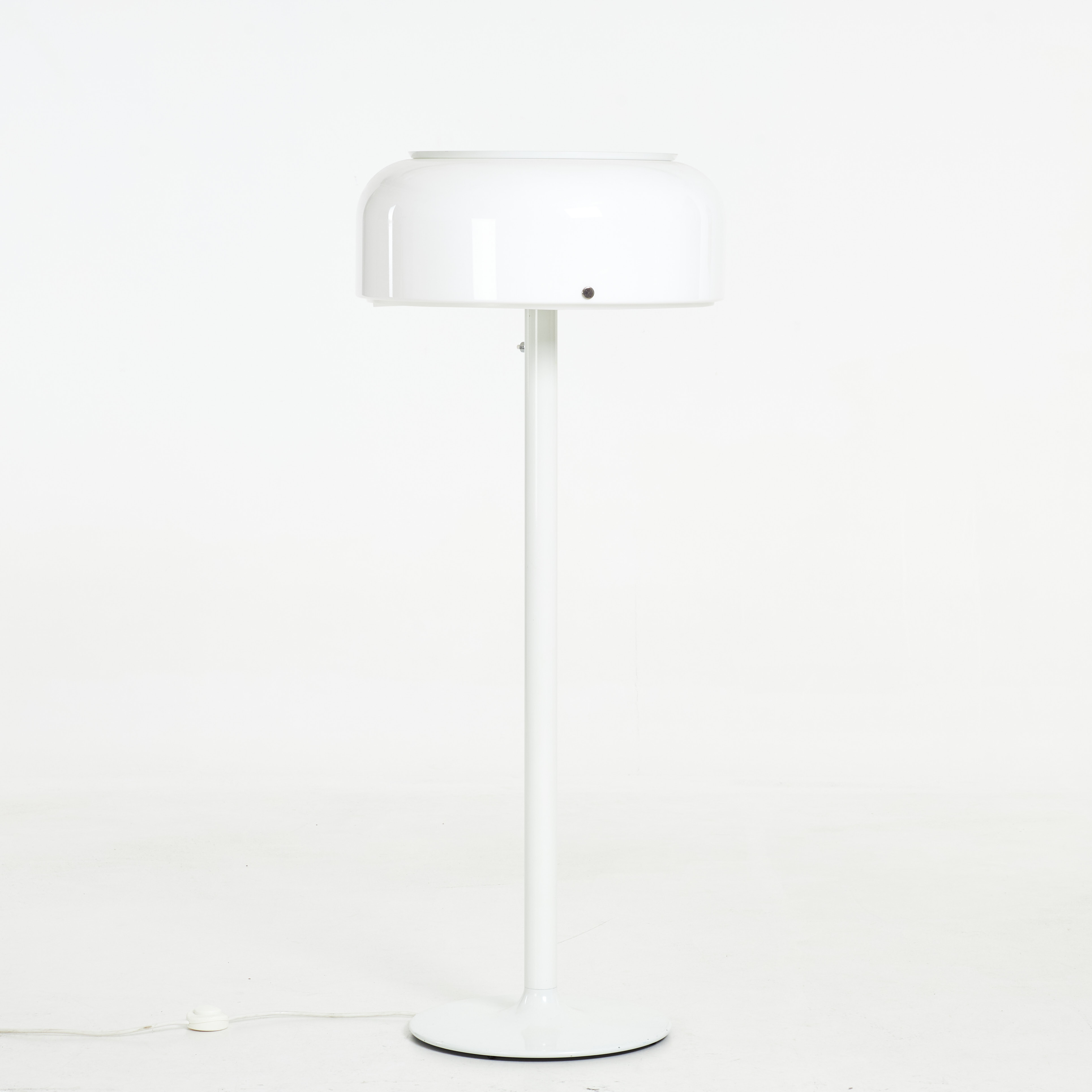 ANDERS PEHRSON. Golvlampa, "Knubbling", vitlackerad, stomme i metall, kupa i plast, Ateljé Lyktan, Åhus.