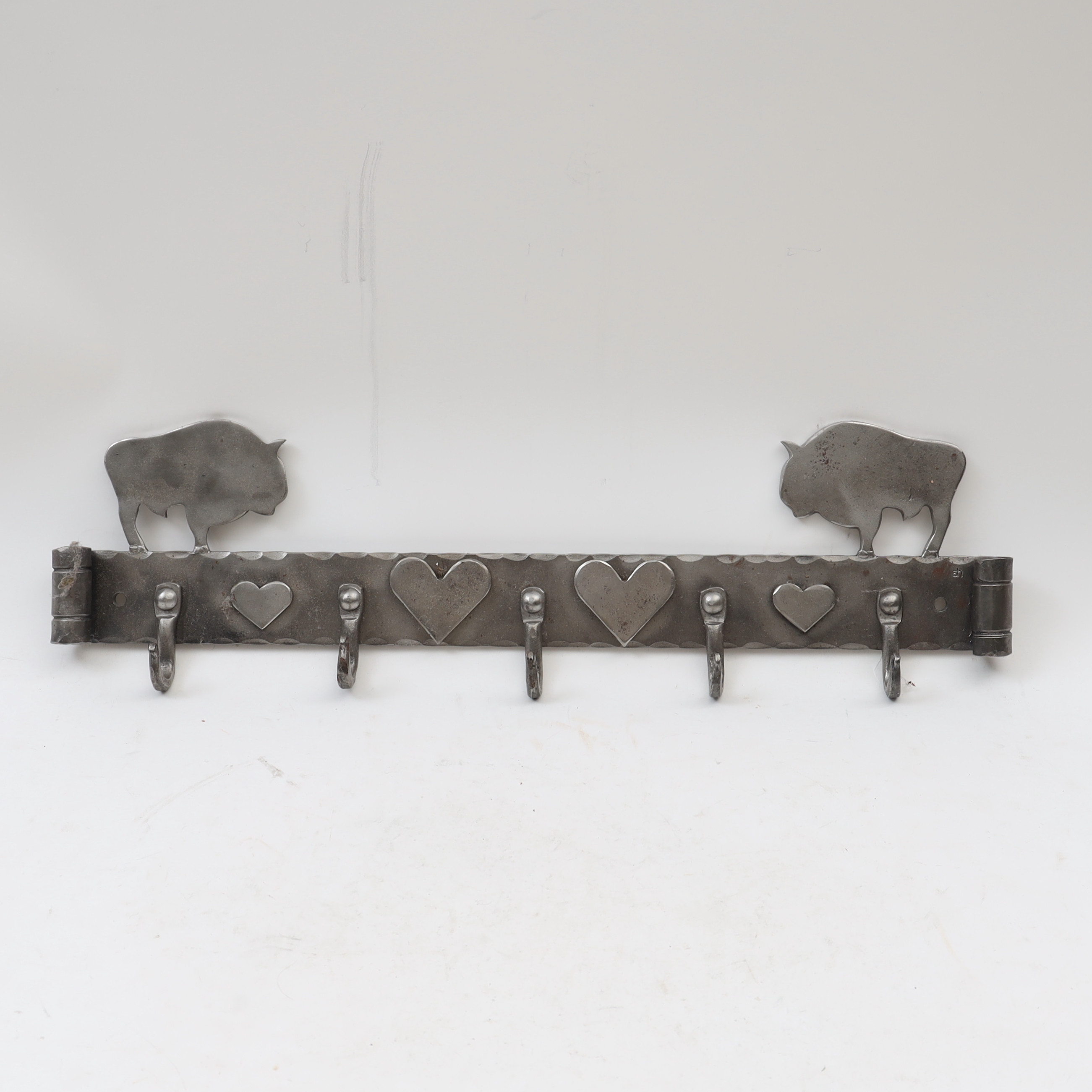 VÄGGHÄNGARE, Metall med dekor av tjurar.