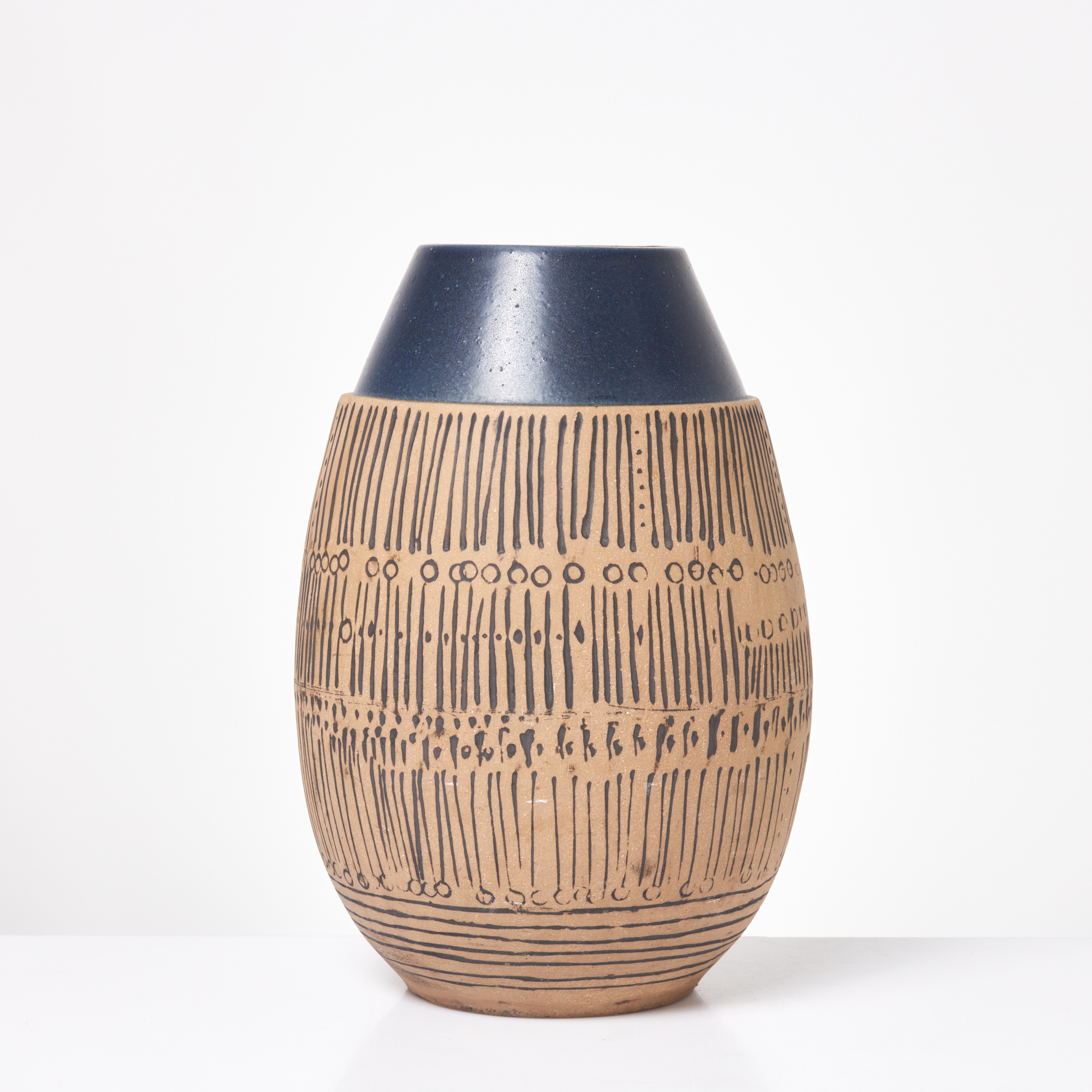 LISA LARSON. Golvvas, "Granada", stengods, signerad Gustavsberg L.L, samt etikettmärkt Gustavsberg.