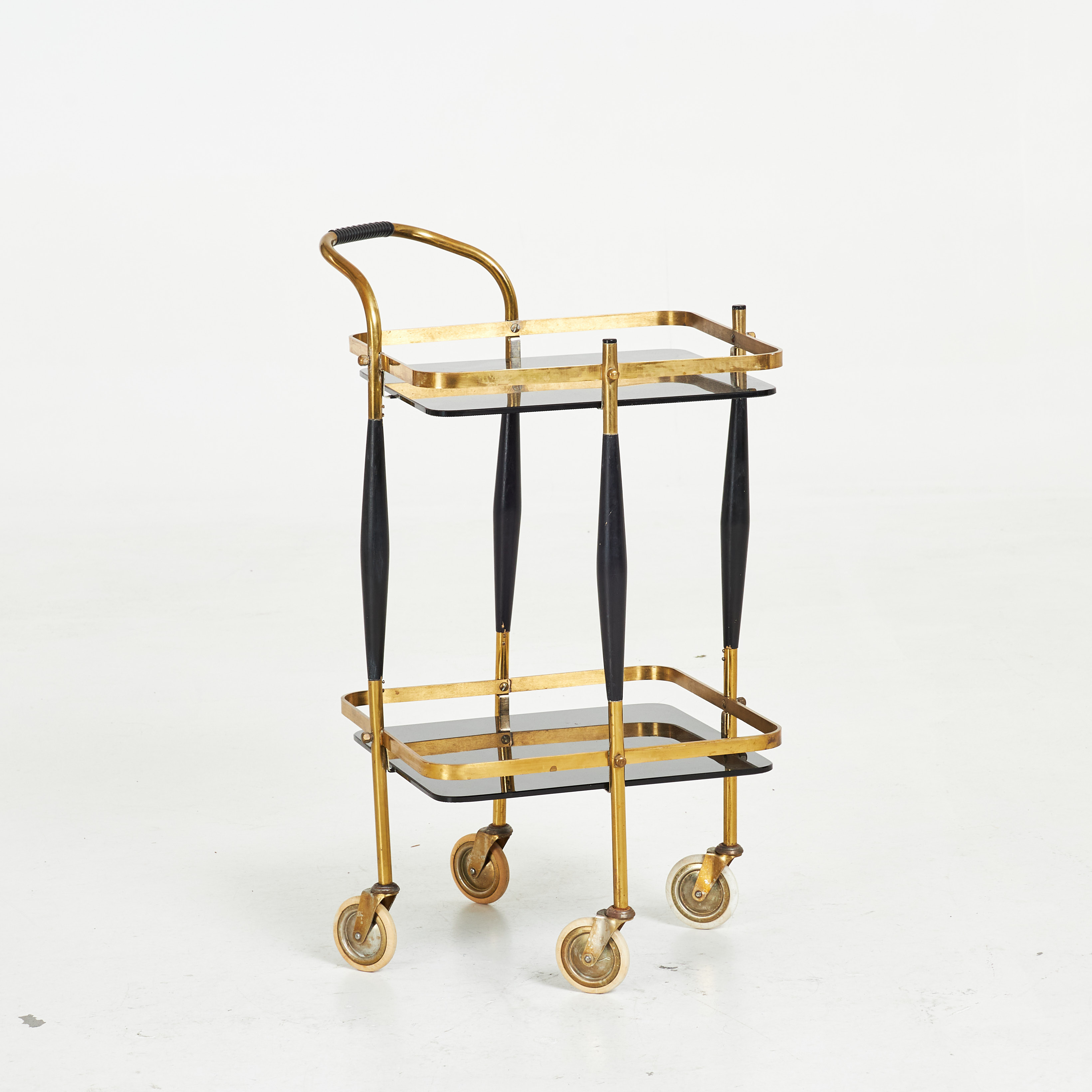 SERVERINGSVAGN, 1900-talets mitt, svart glas, mässing, på hjul.