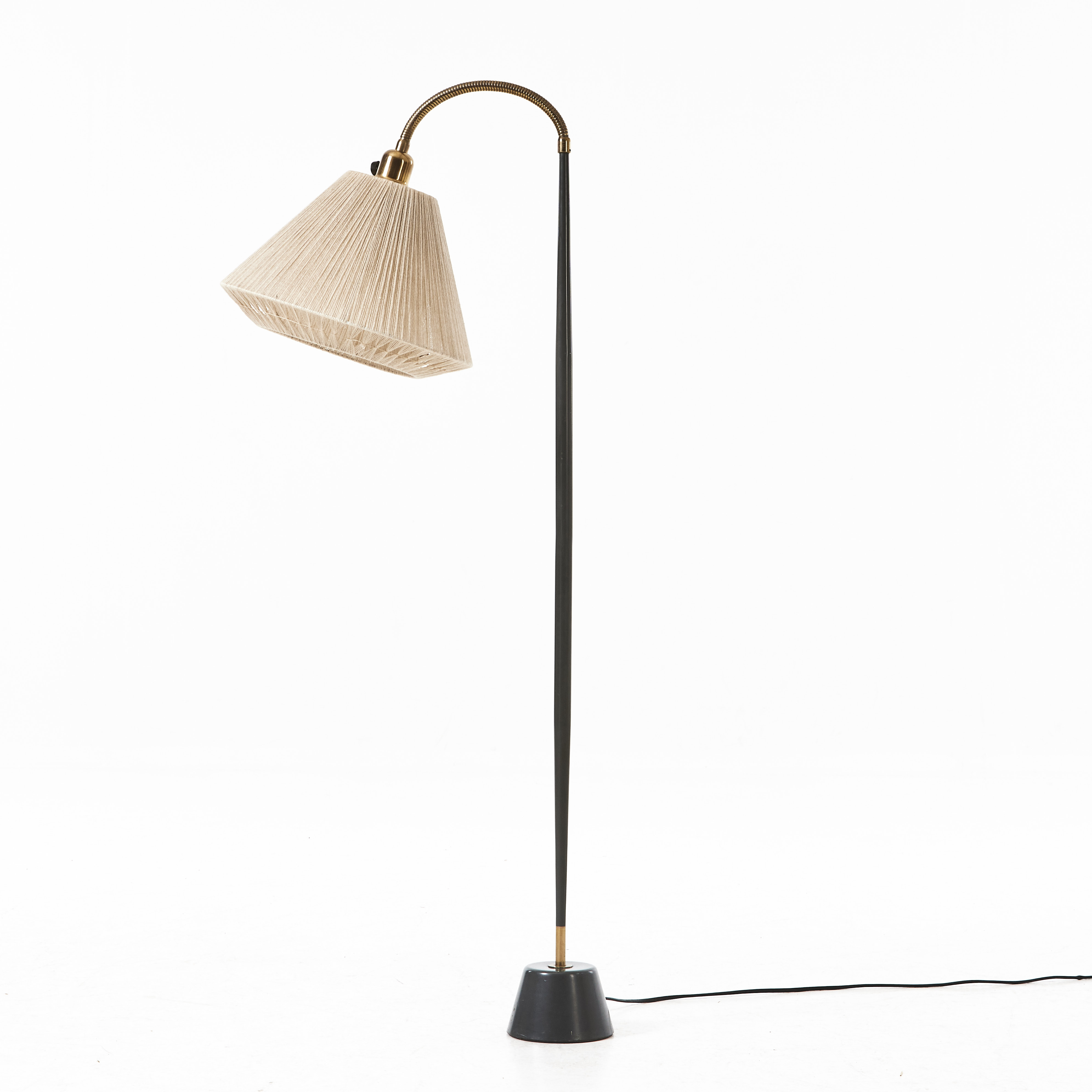 GOLVLAMPA, grålackerad metall, Asea Belysning, 1950-tal, detaljer i mässing, vridbar skärm.