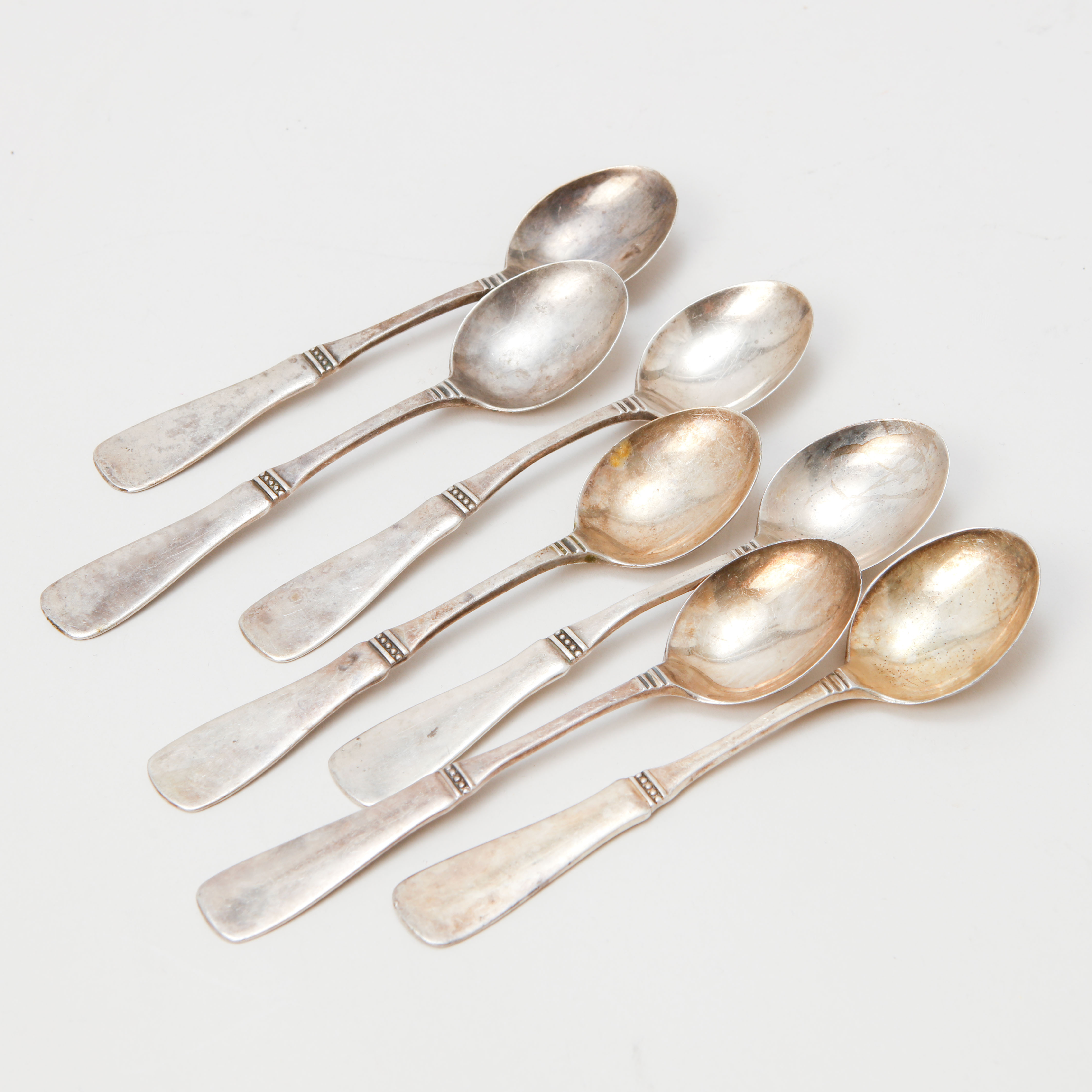 KAFFESKEDAR, 7 st, silver, "Uppsala". Vikt ca 104 gram.