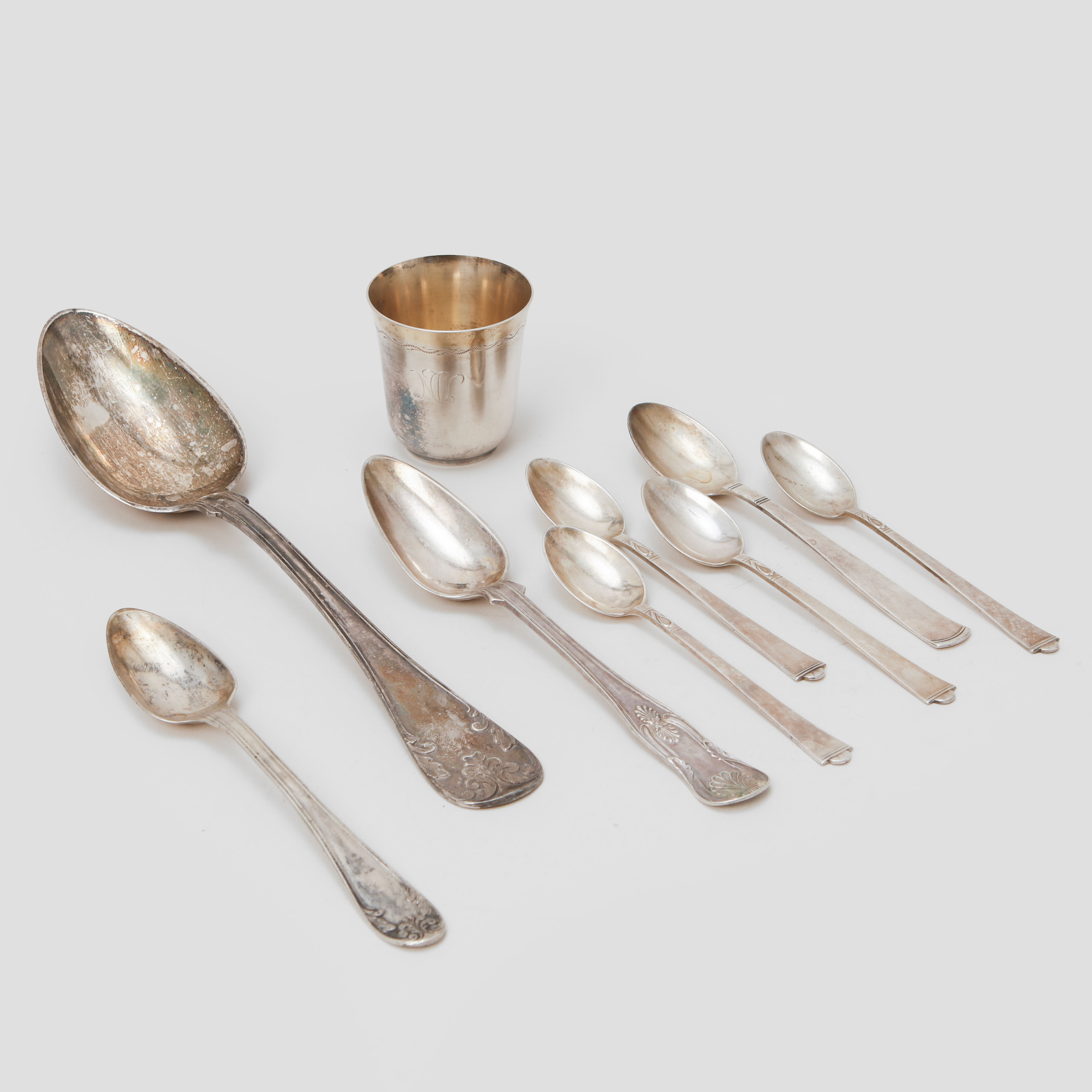 BÄGARE samt SKEDAR, silver.´, 9 delar, vikt ca 180 gram.