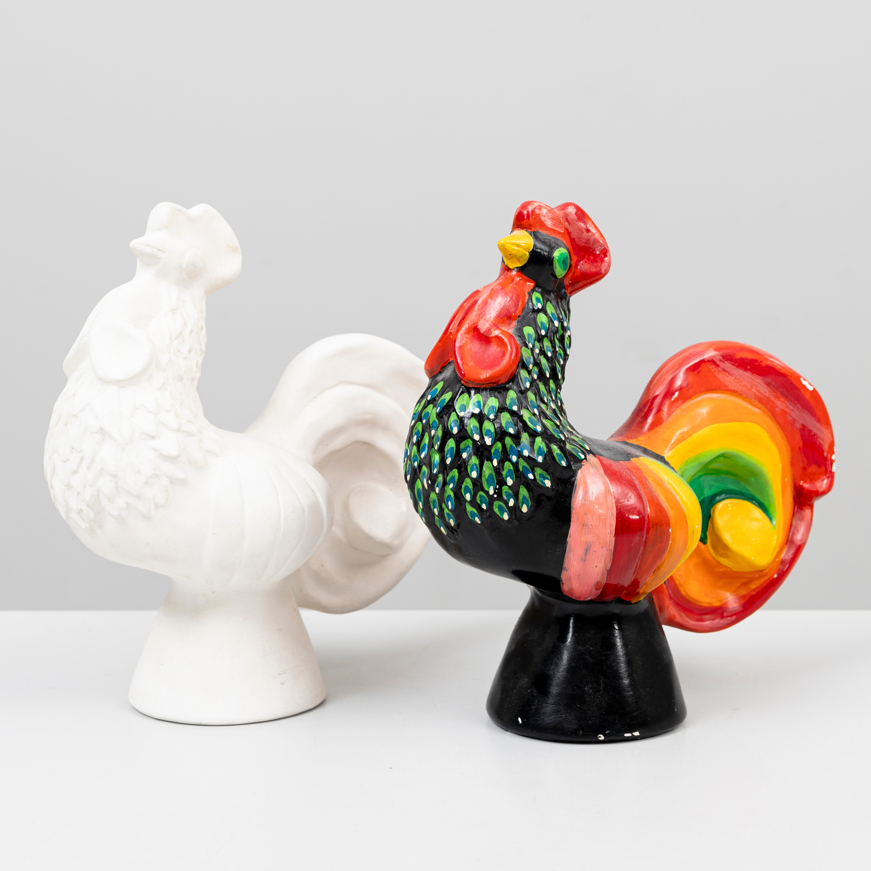 STINA SÖRMAN (1910-93). TUPPAR, 2 st, gips, en bemålad och signerad, 1900-talets andra hälft.