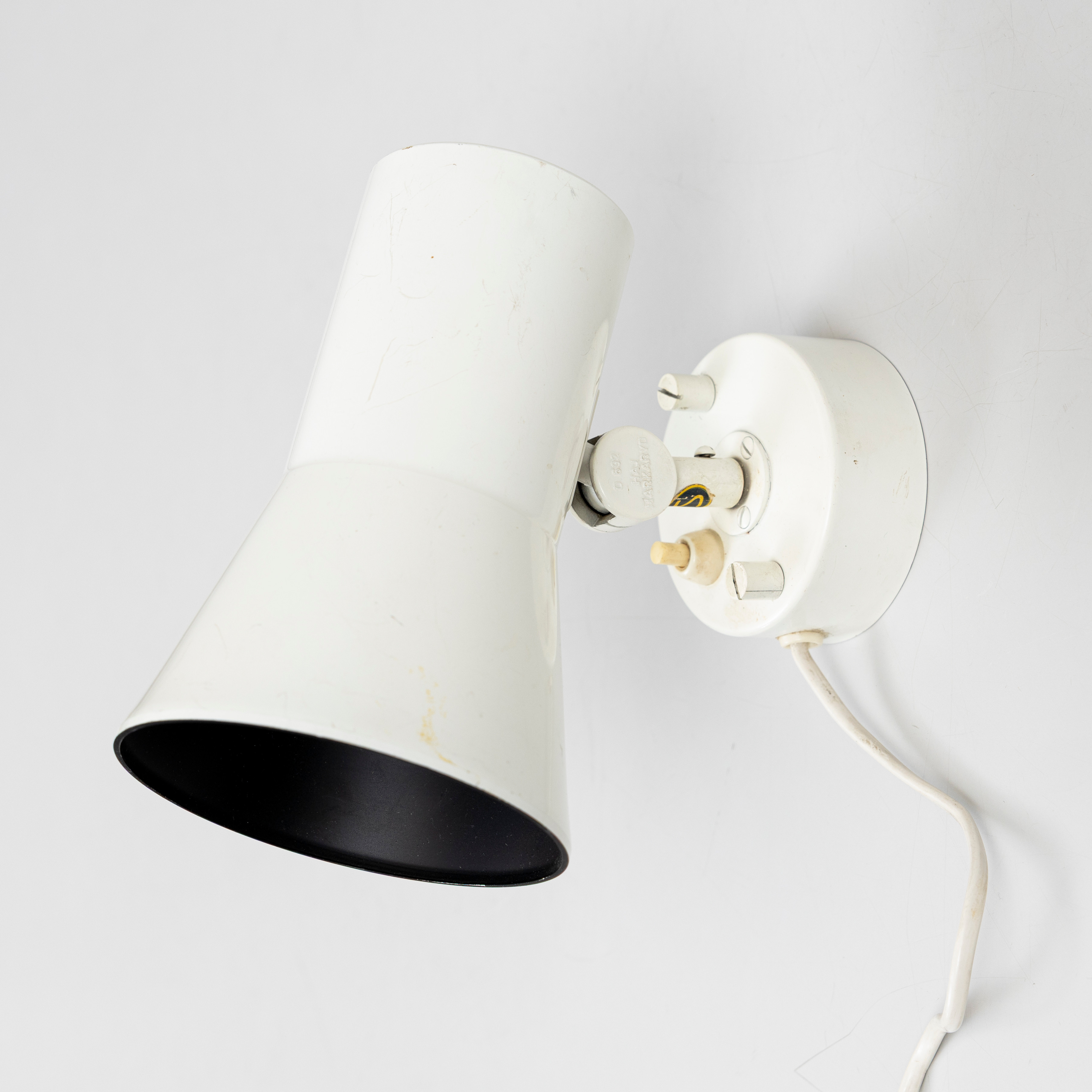 HANS-AGNE JAKOBSSON. Väglampa, vitlackerad plåt, modell V-239, Haj Markaryd, 1970-tal.