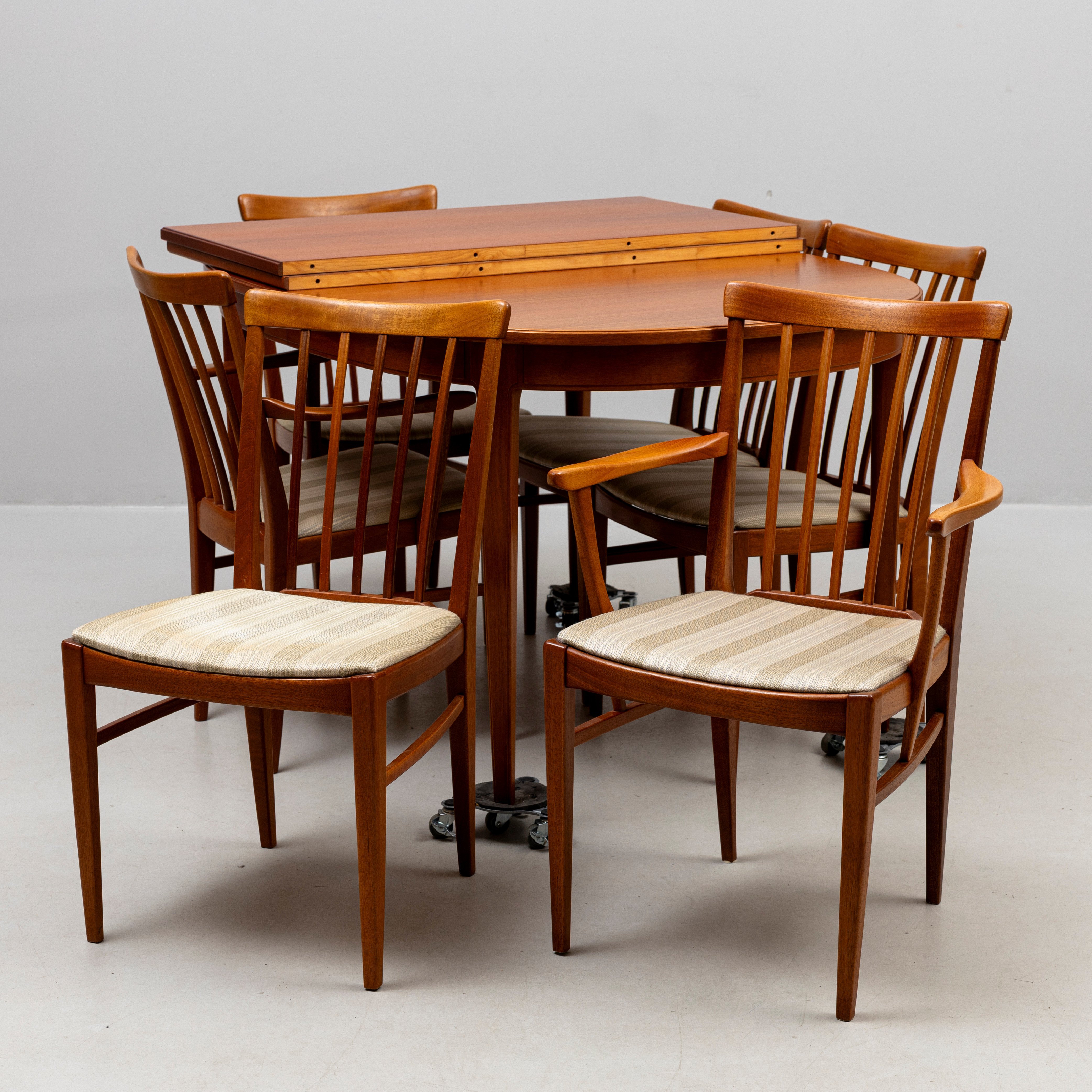 CARL MALMSTEN. Matgrupp, 7 delar + 2 iläggskivor, mahogny, "Herrgården", brännstämplade, Bodafors, 1961.