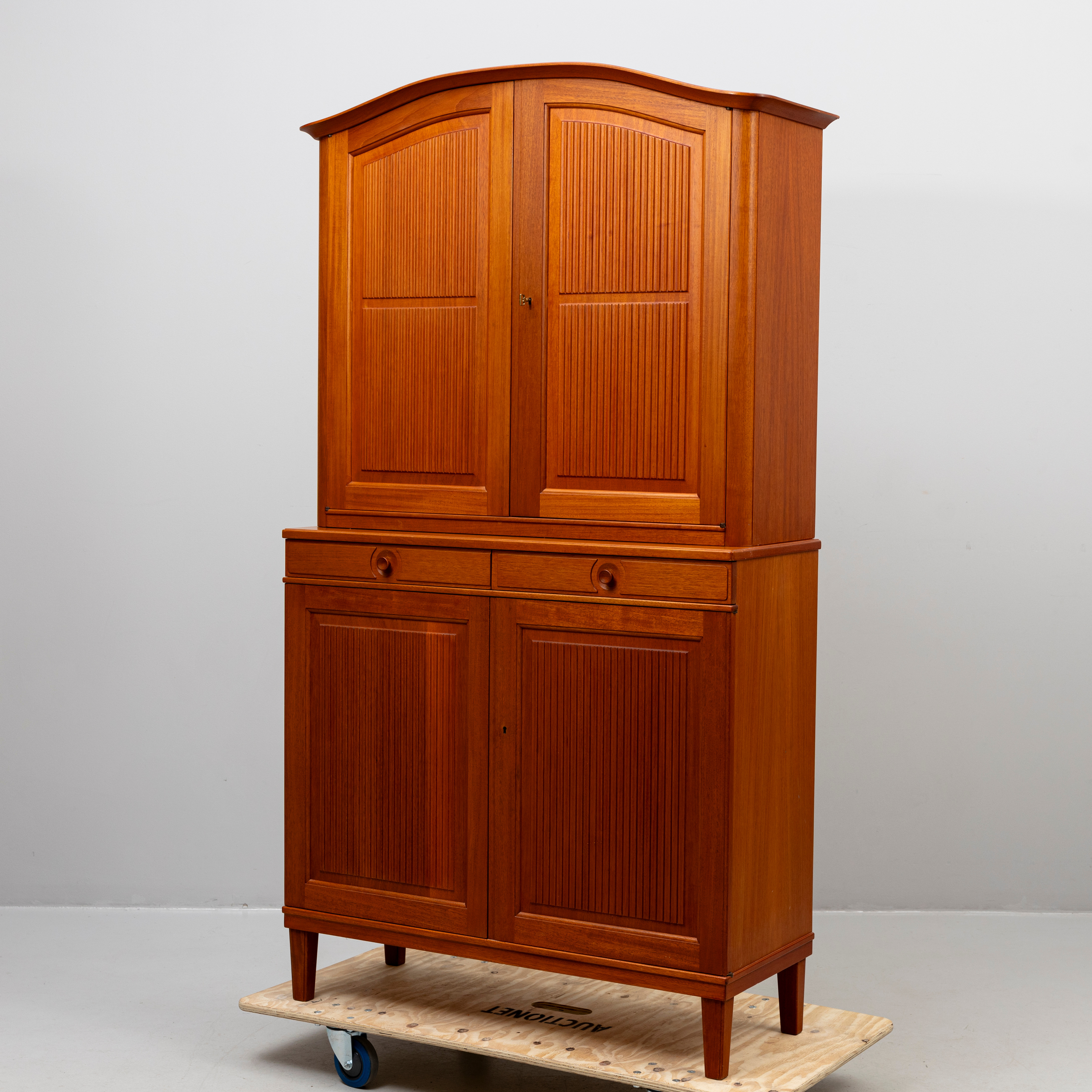 CARL MALMSTEN. Skåp, "Herrgården", mahogny, brännstämplad, Bodafors, 1963.