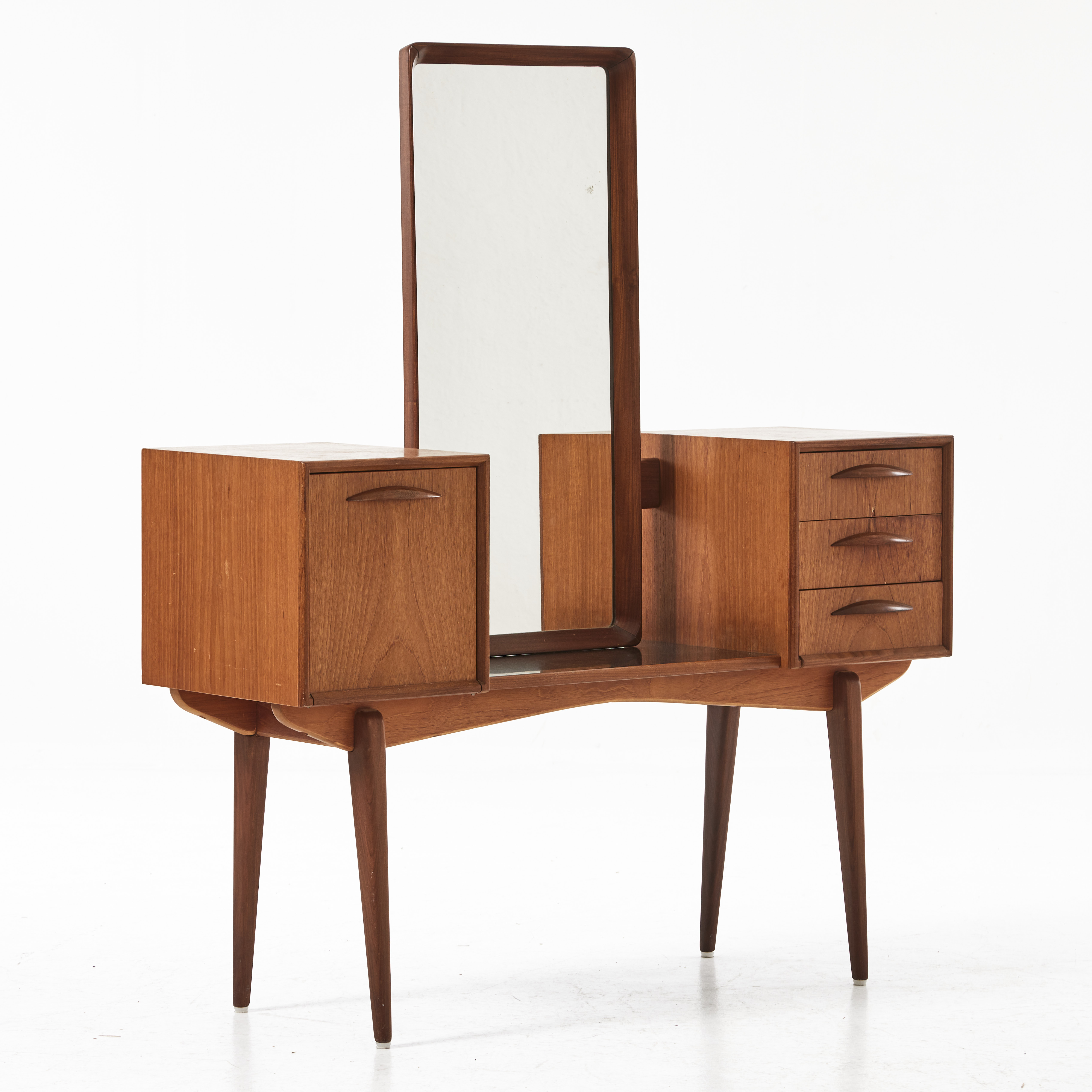 SVANTE SKOGH. Sminkbord med spegel, modell 315, Slutarps Möbelindustri AB, teak, skiva klädd i svart plastlaminat.