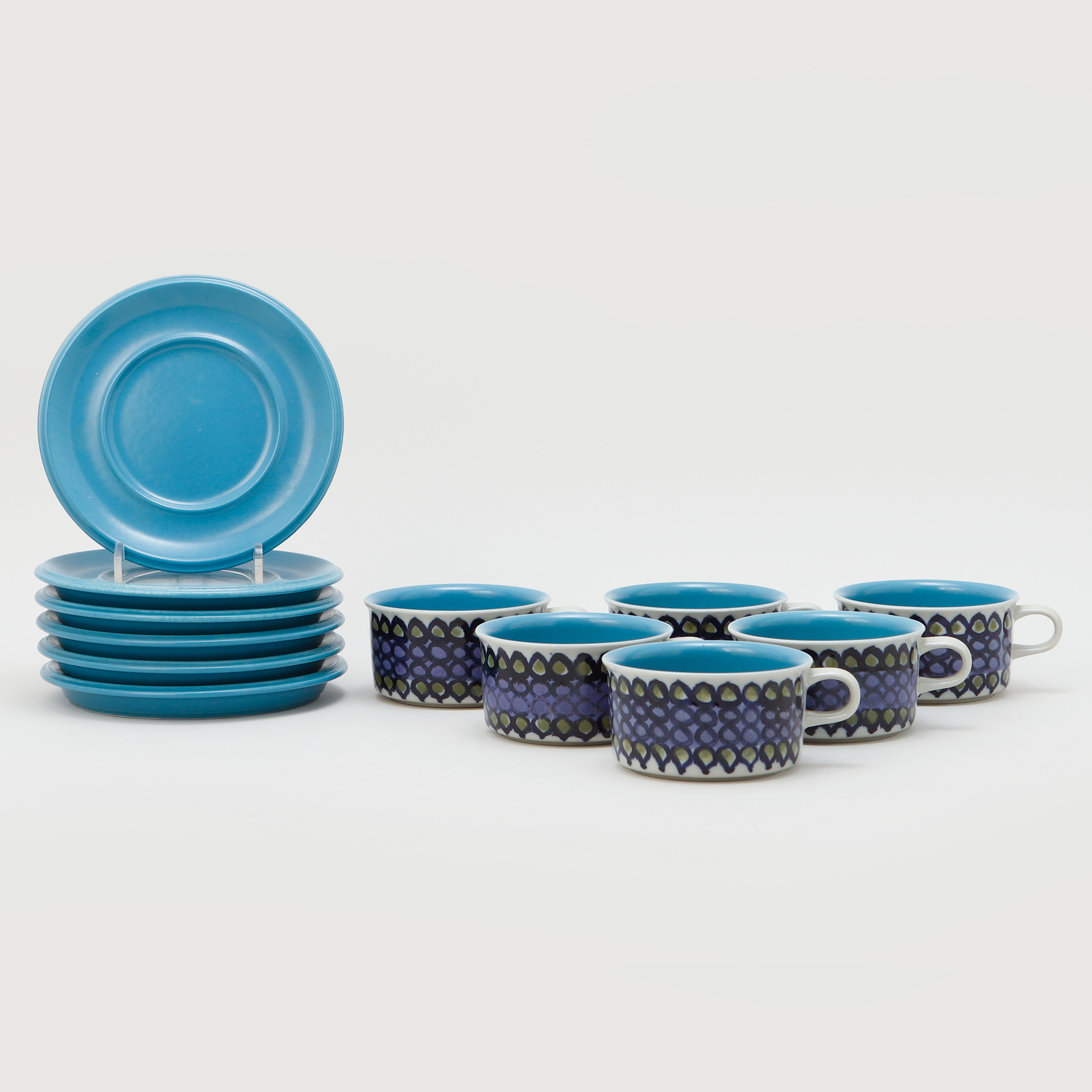 HILKKA-LIISA AHOLA. Tekoppar med fat, 6 st, stengods, Arabia, Finland, 1960-tal.