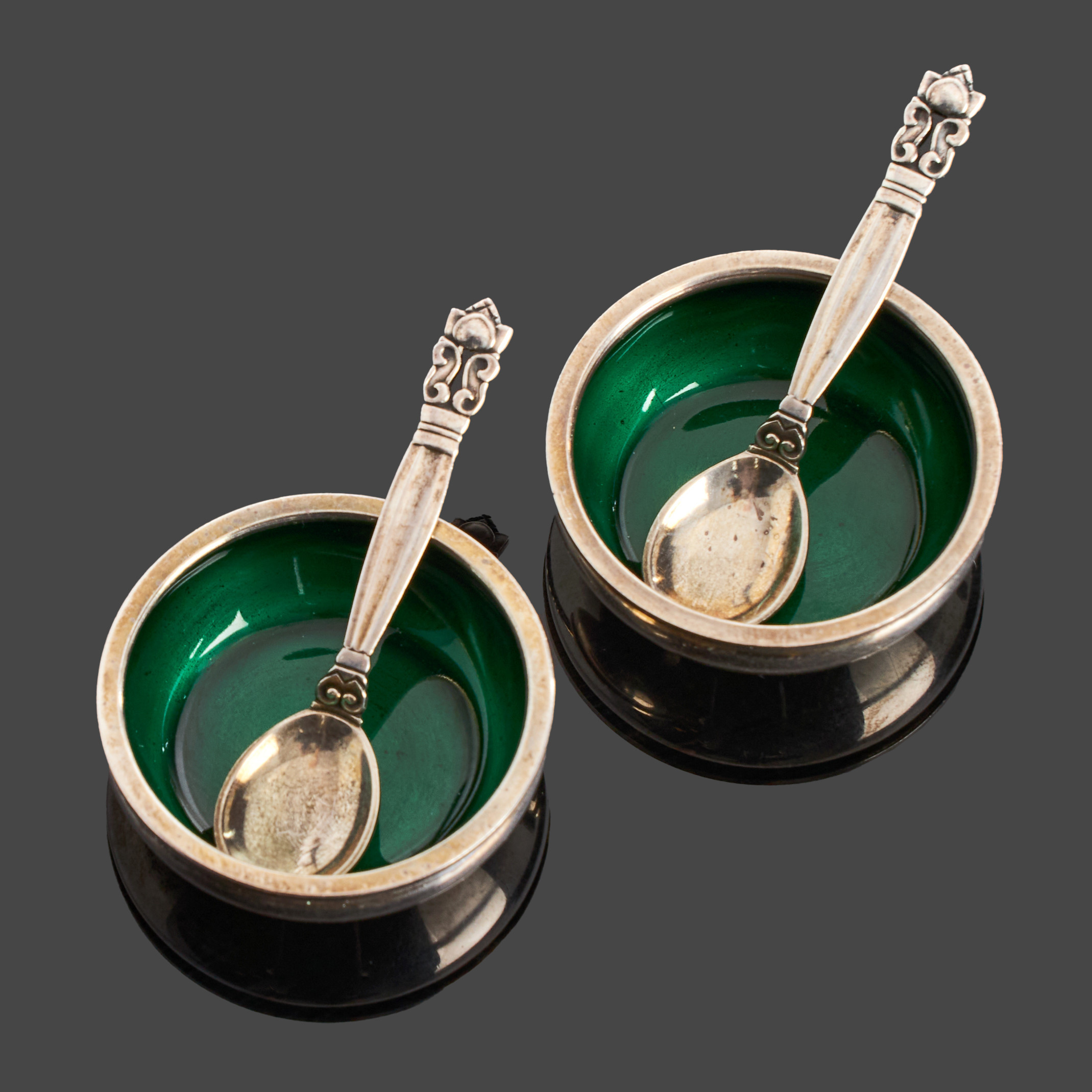 JOHAN ROHDE. Salt- och pepparkar med skedar, "Konge" / "Acorn", Georg Jensen, sterlingsilver samt grön emalj.