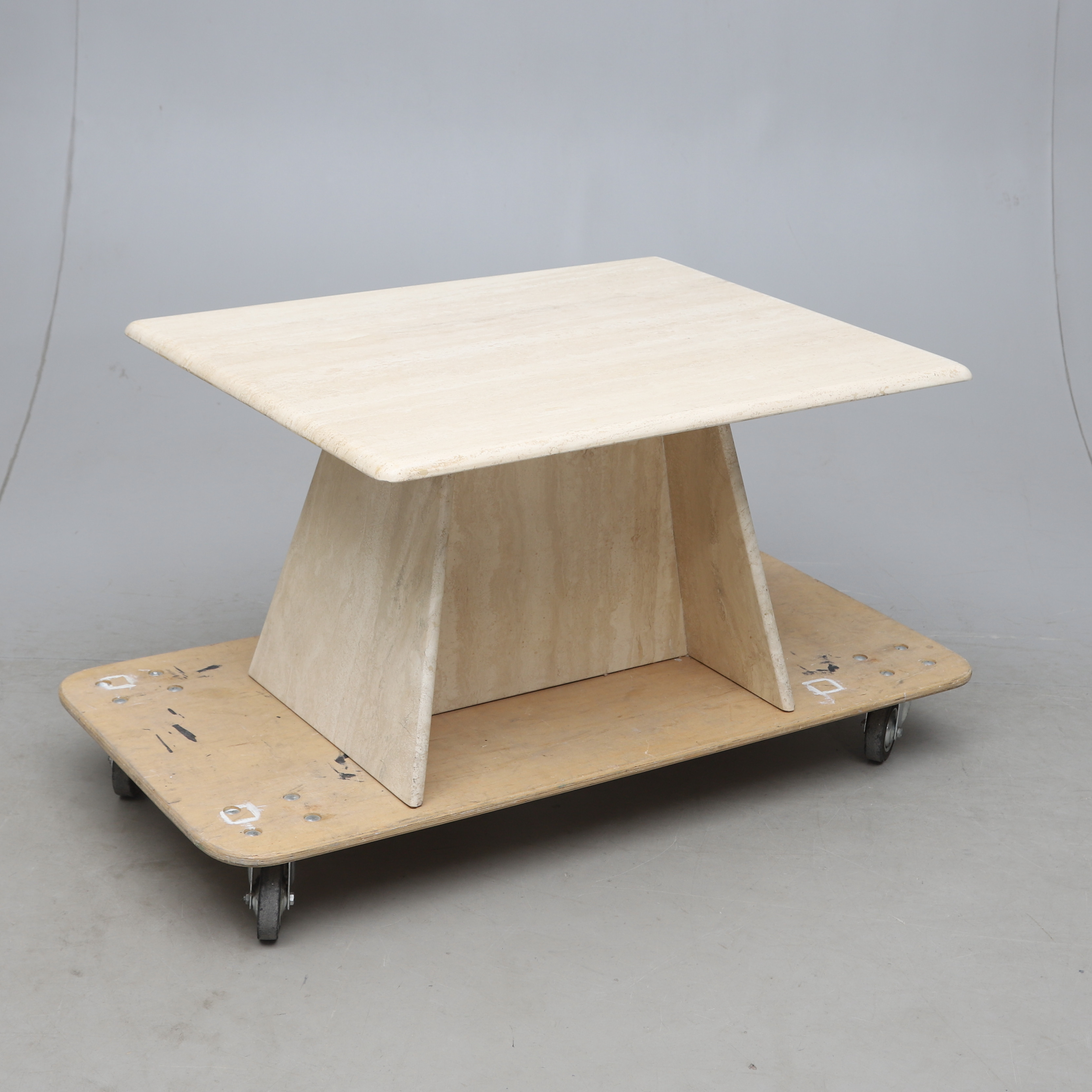 SOFFBORD, Travertin, 1900-talets andra hälft.