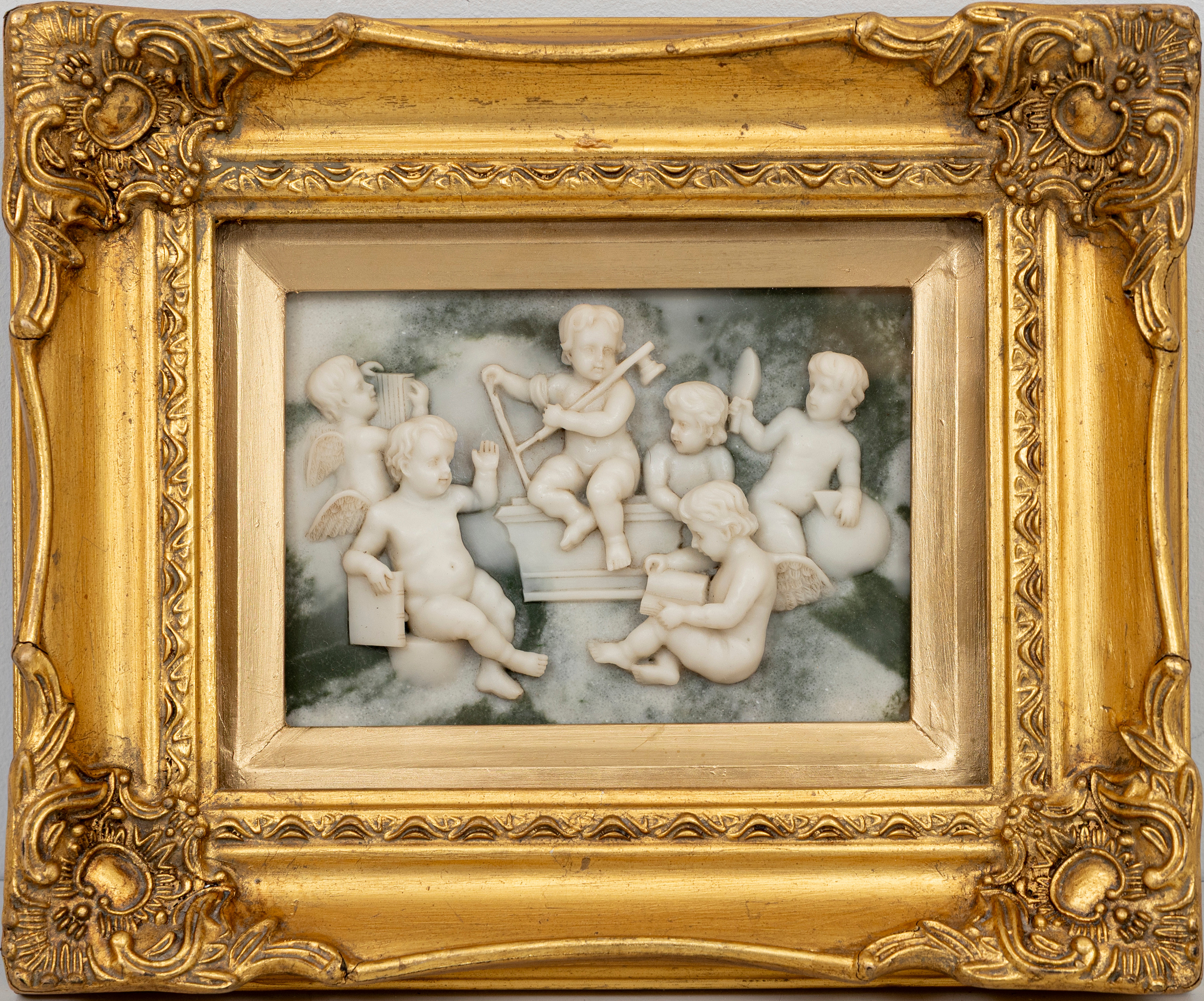 VÄGGRELIEF, Putti, marmorerad konstmassa, efter Biggs & Sons, London, 1900-talets andra hälft.