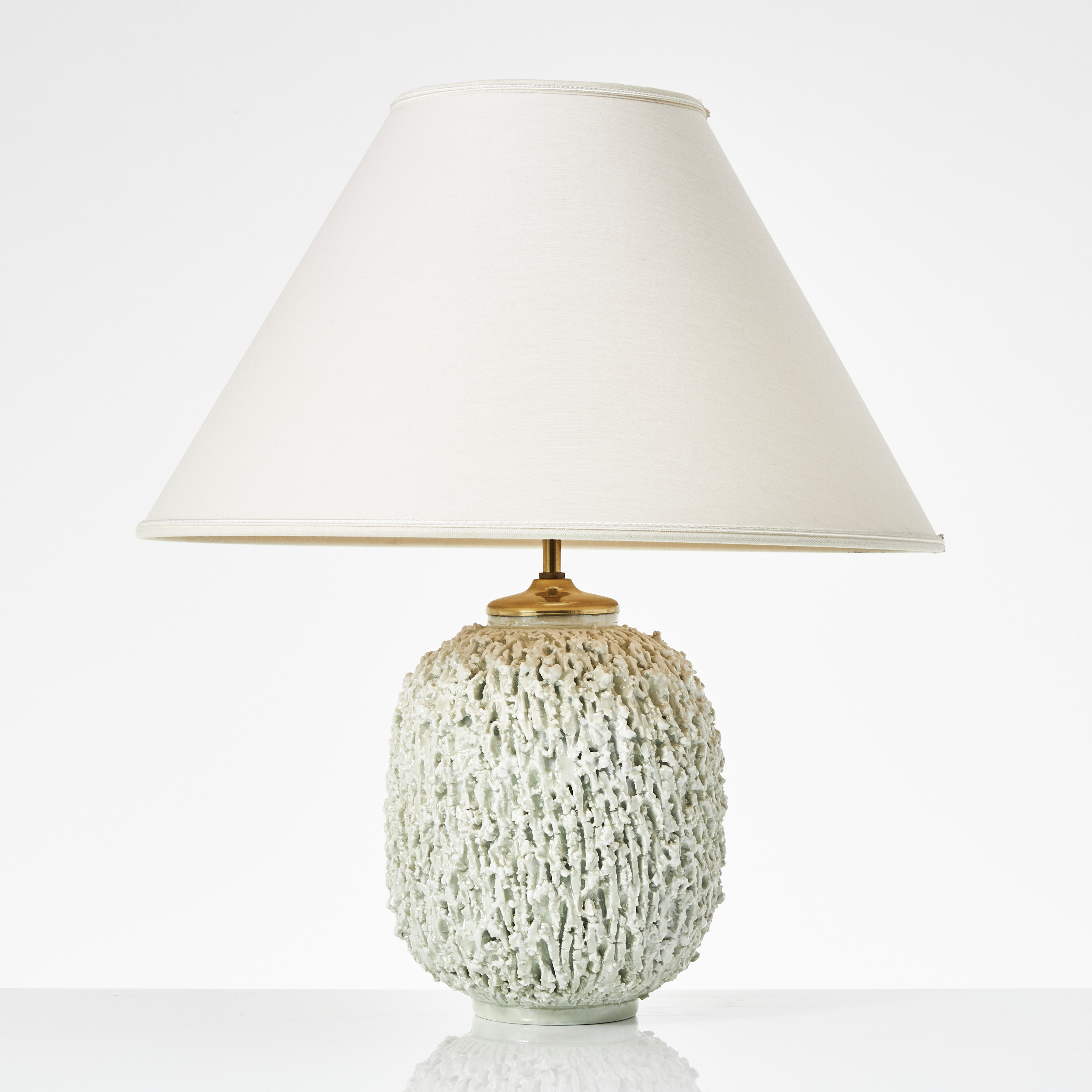 GUNNAR NYLUND. "Chamotte", bordslampa, Rörstrand, 1930/40-tal, chamotterat stengods, skärm i ljus textil.