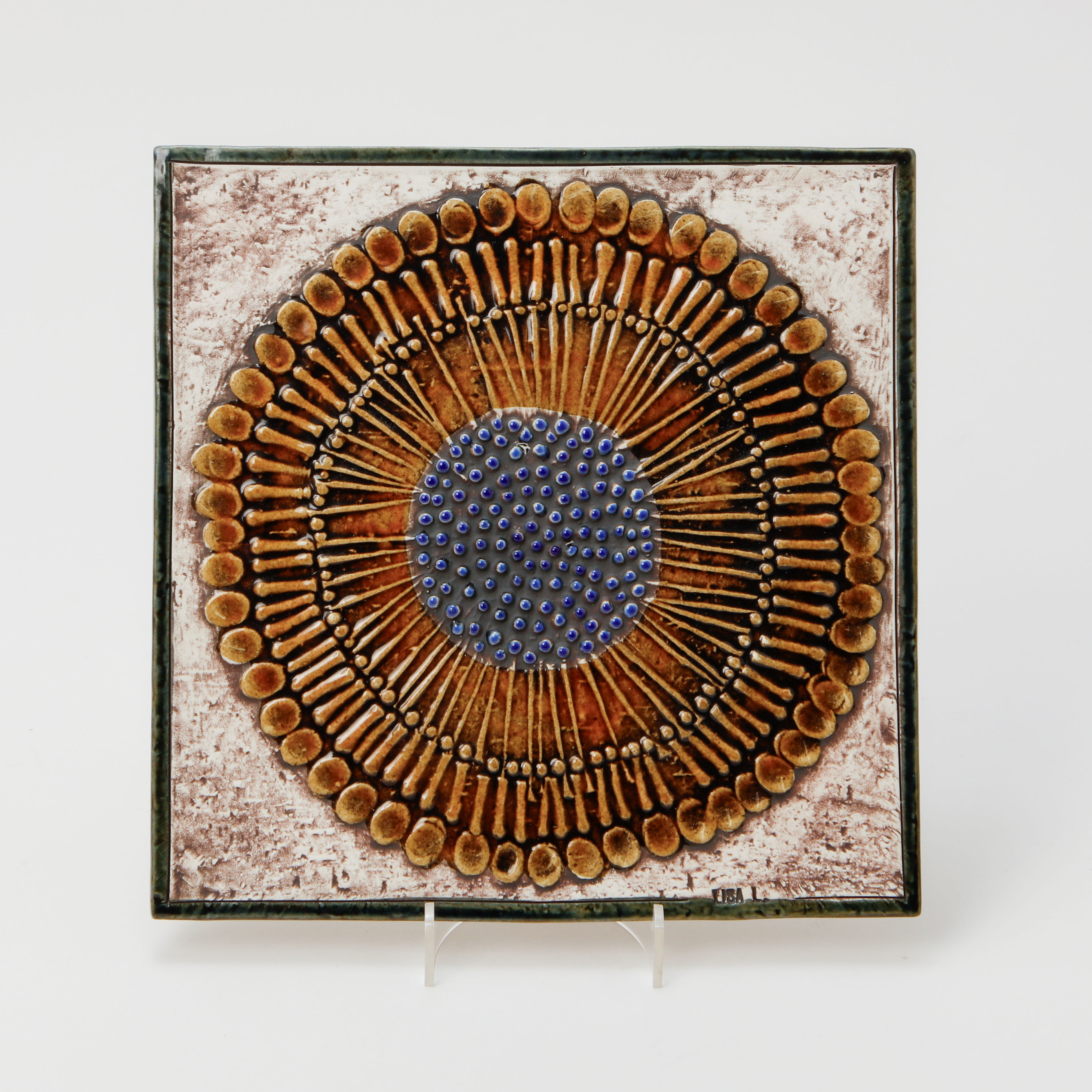 LISA LARSON. Väggplakett, "Solros", stengods, Gustavsberg.