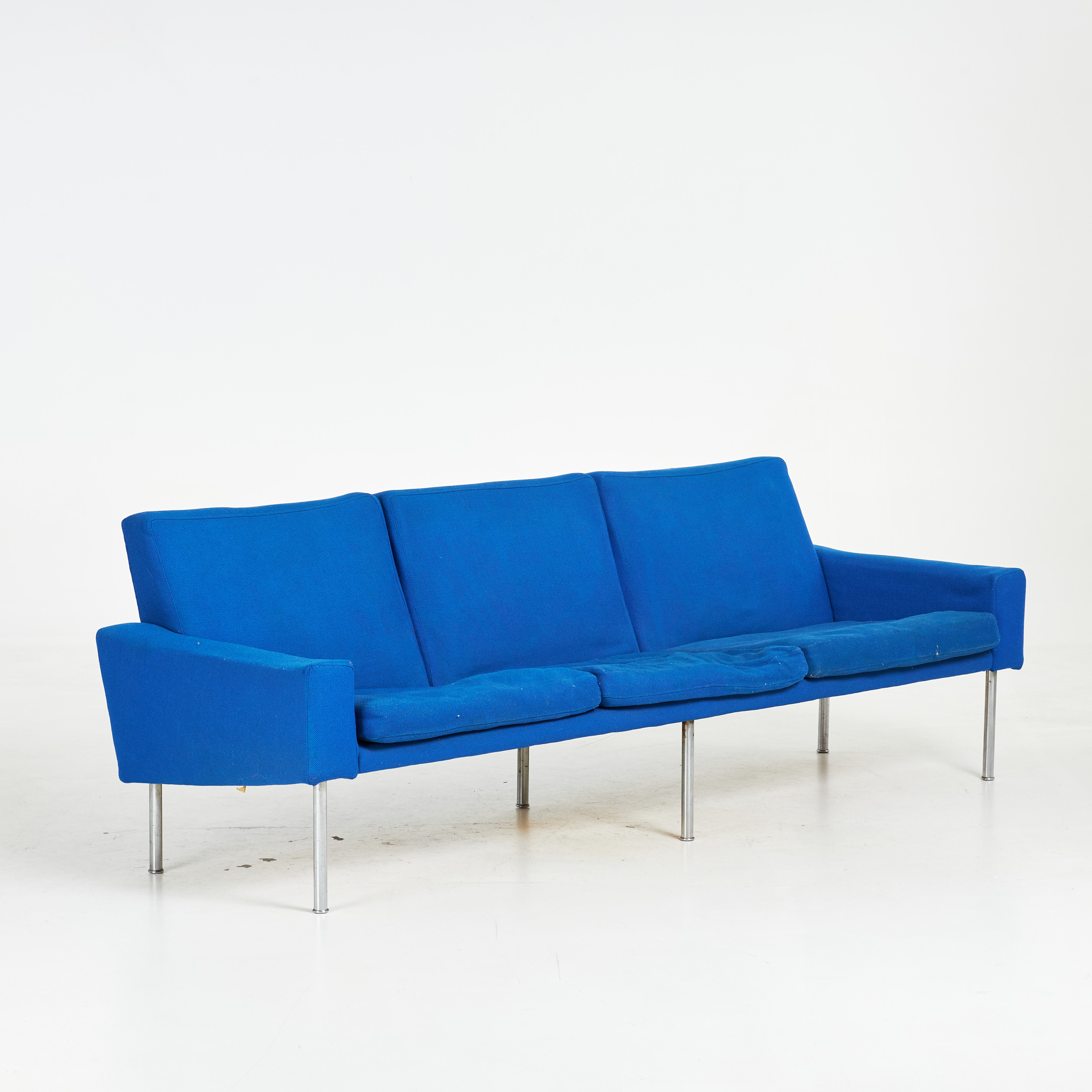 HANS J WEGNER. "Flyghavns sofa"/ "Airport Sofa AP34/3" för A.P. Stolen, Danmark, 1960-tal, blå textilklädsel i original, förkromade metallben.