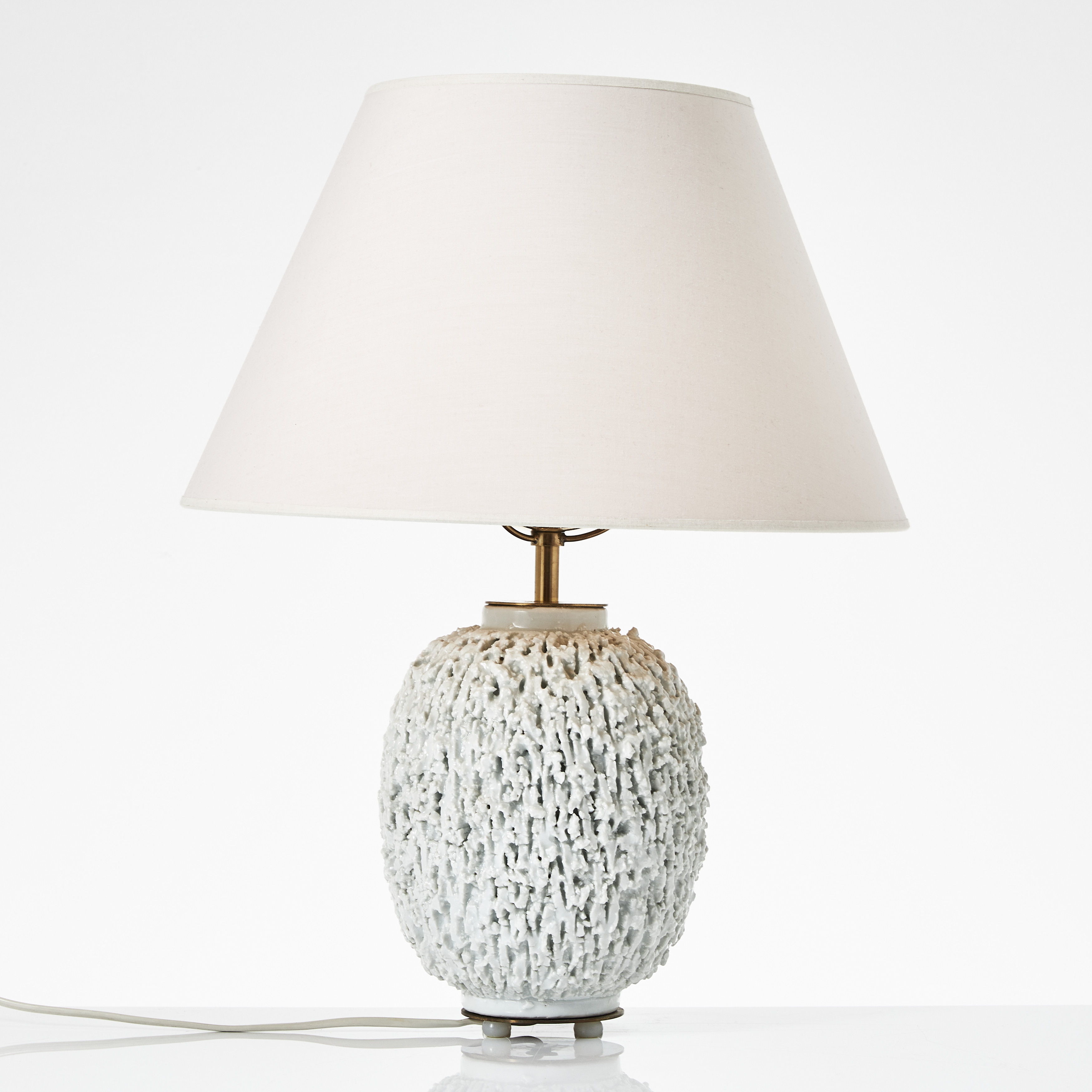 GUNNAR NYLUND. "Chamotte", bordslampa, Rörstrand, 1930/40-tal, chamotterat stengods, skärm i ljus textil.