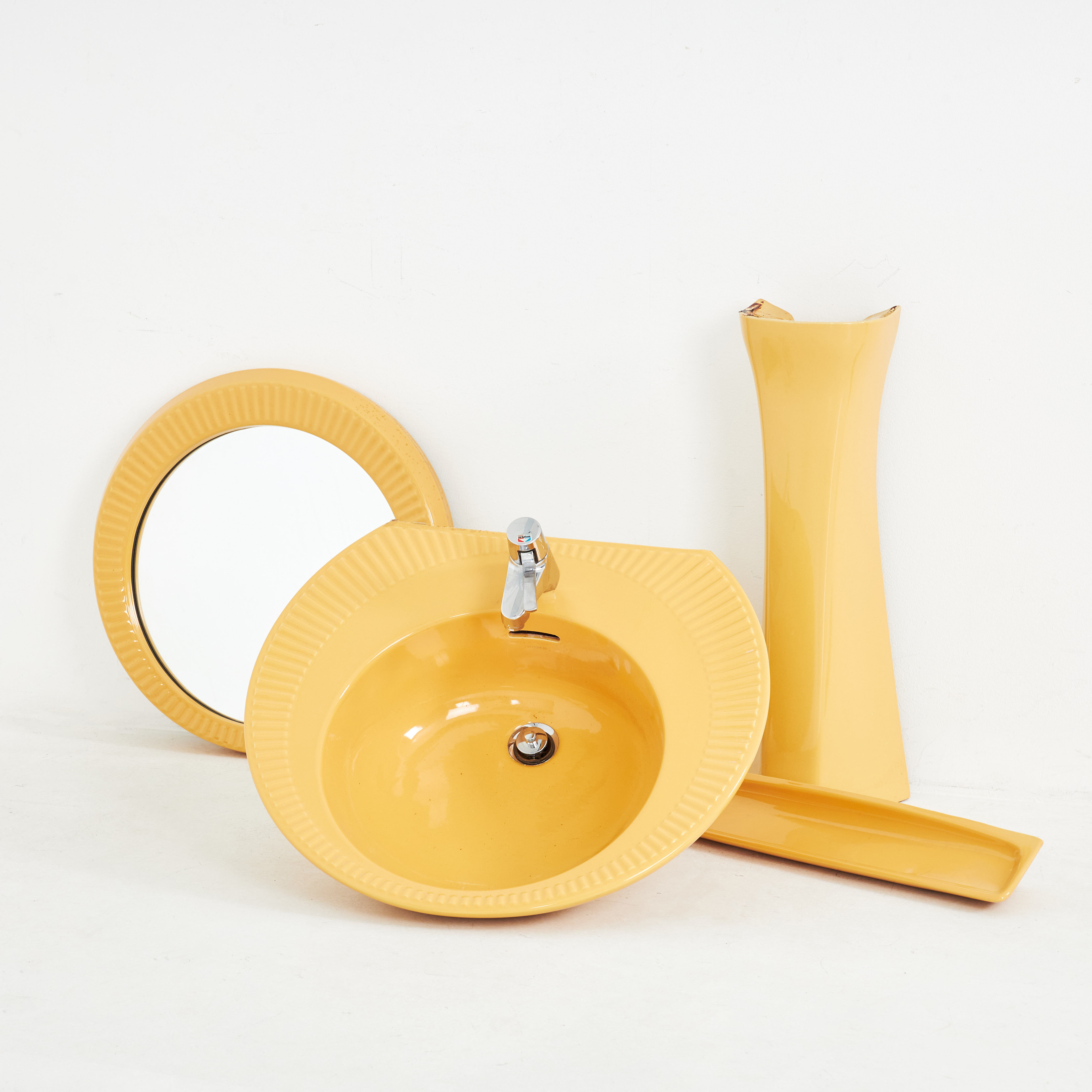 HANDFAT och SPEGEL. Twyford, gul keramik, 1970-tal, med hylla.