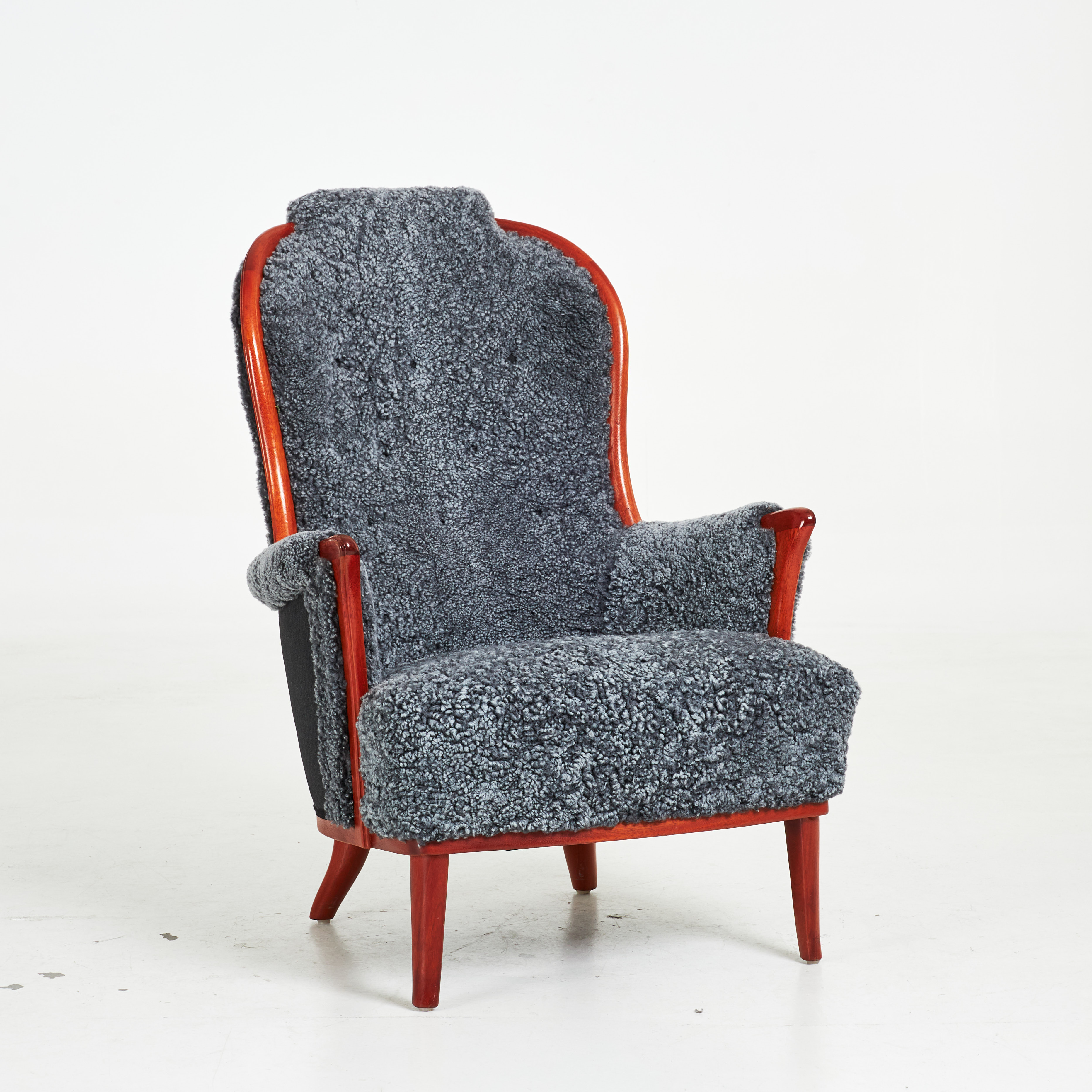 CARL MALMSTEN. "Vår Fru", fåtölj, OH Sjögren, Tranås, klädd i grått gotländskt fårskinn, valnöt, brickmärkt Carl Malmsten, AB OH Sjögren Tranås Sweden.