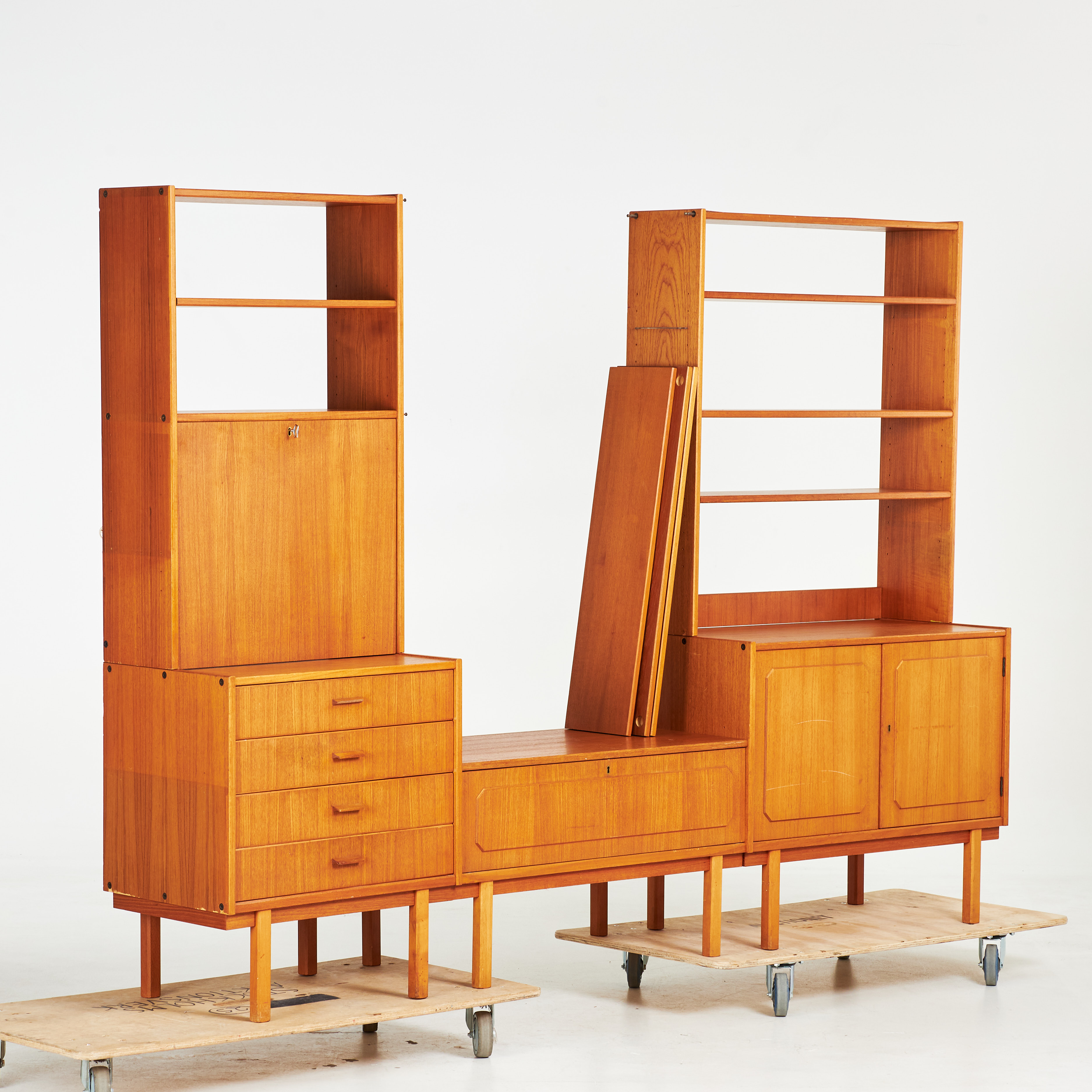 HYLLSYSTEM. Skåp, lådor och barskåp, ca 1960-tal, teak.
