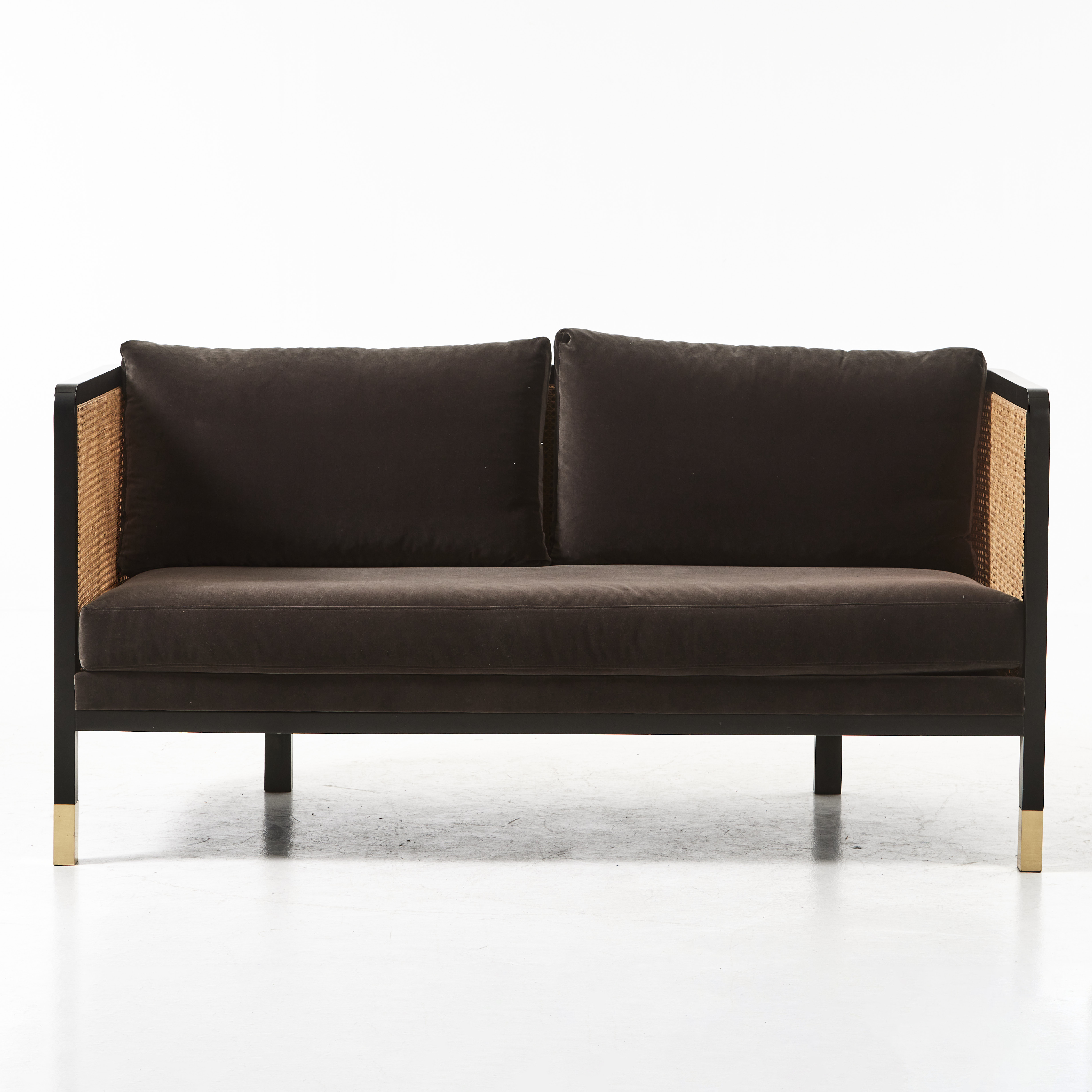 RED EDITION, "Cane 160", soffa, samtida, svängd form, rotting, benavslut i mässing, plymåer i grå sammet.