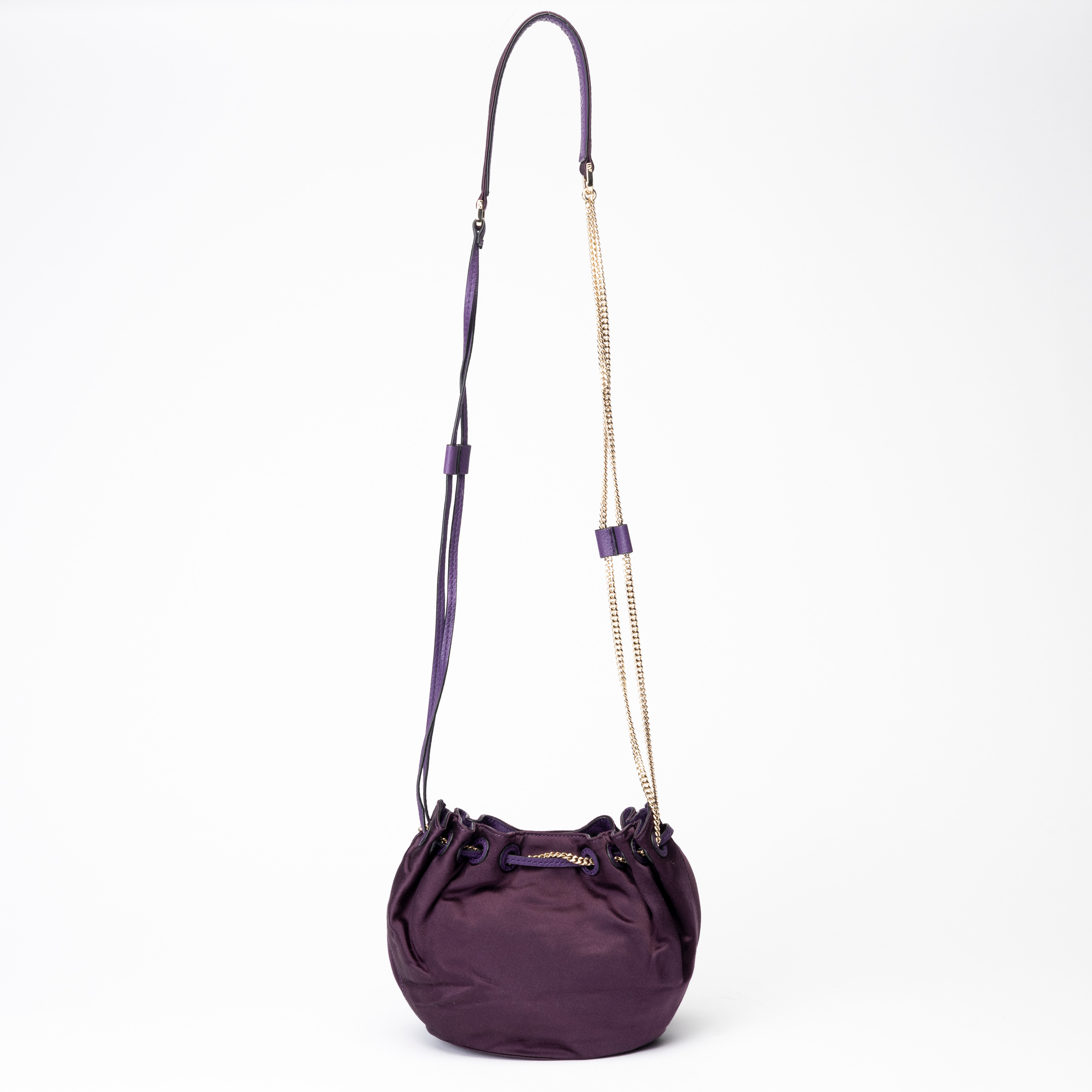 DIANE VON FURSTENBERG. Aftonväska, lila siden.