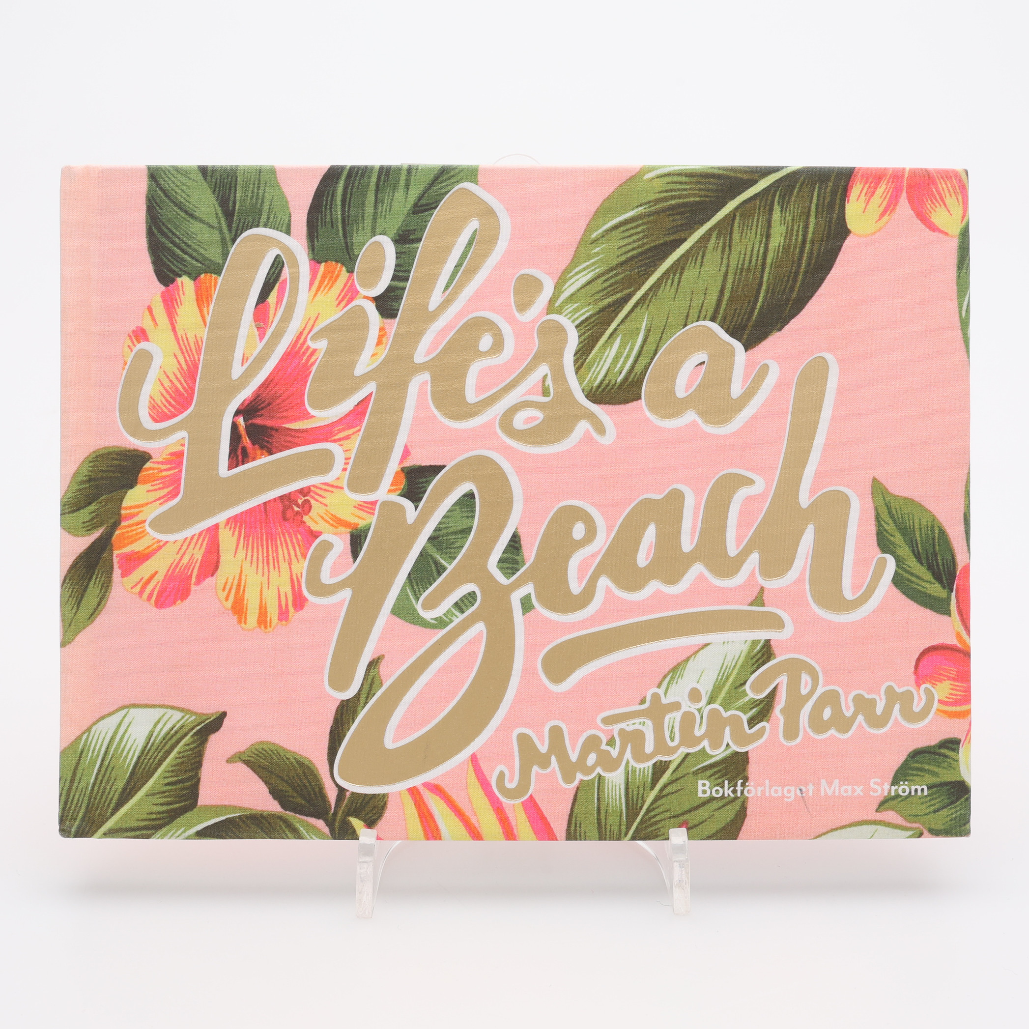 FOTO. DEN BRITTISKE FOTOGRAFEN MARTIN PARR'S KLASSISKA STRANDBILDER I "LIFE'S A BEACH" UTGIVEN AV MAX STRÖMS FÖRLAG I STOCKHOLM 2013.