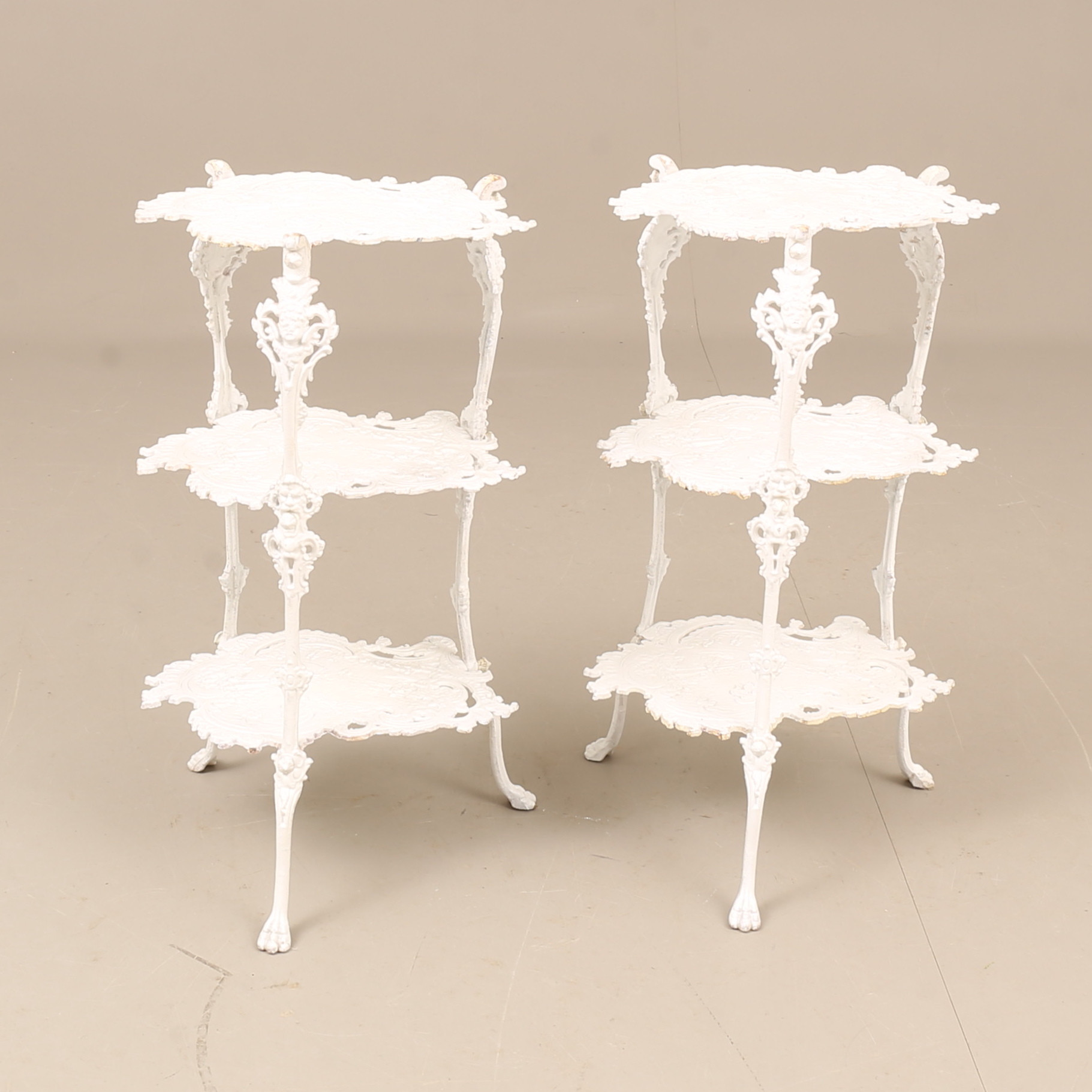 PIEDESTALER, ett par, gjutjärn, omkring sekelskifte 1900.