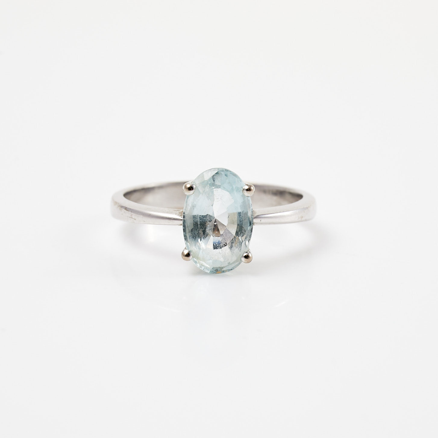 RING, 18 k vitguld, 1 ovalslipad akvamarin, 2,25-2,50 ct.