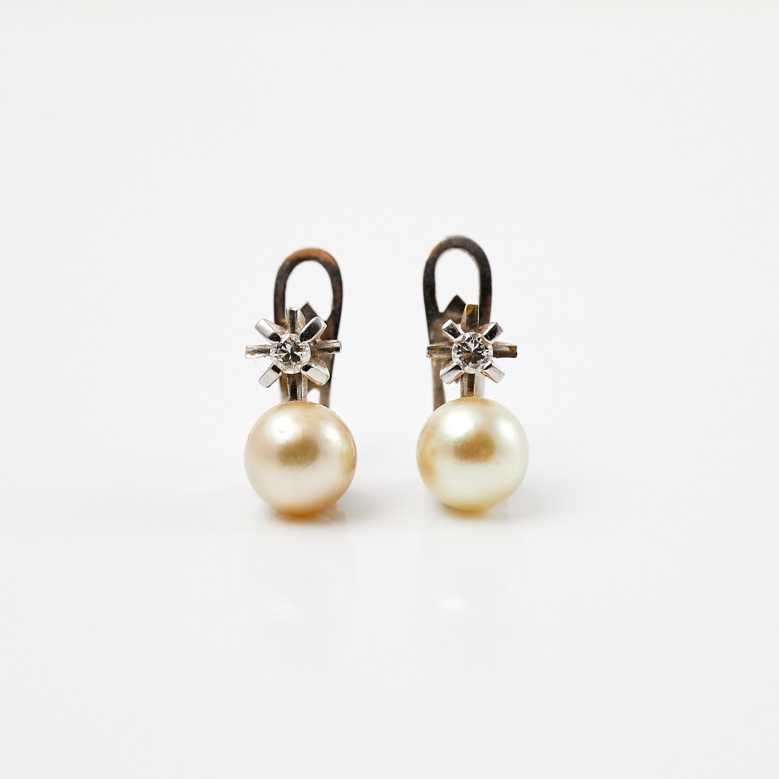 ÖRHÄNGEN, 1 par, platina, vardera örhänge med 1 cremefärgad odlad saltvattenspärla, ca 8,3 mm, samt 1 briljantslipad diamant, totalt ca 0,20 ct.