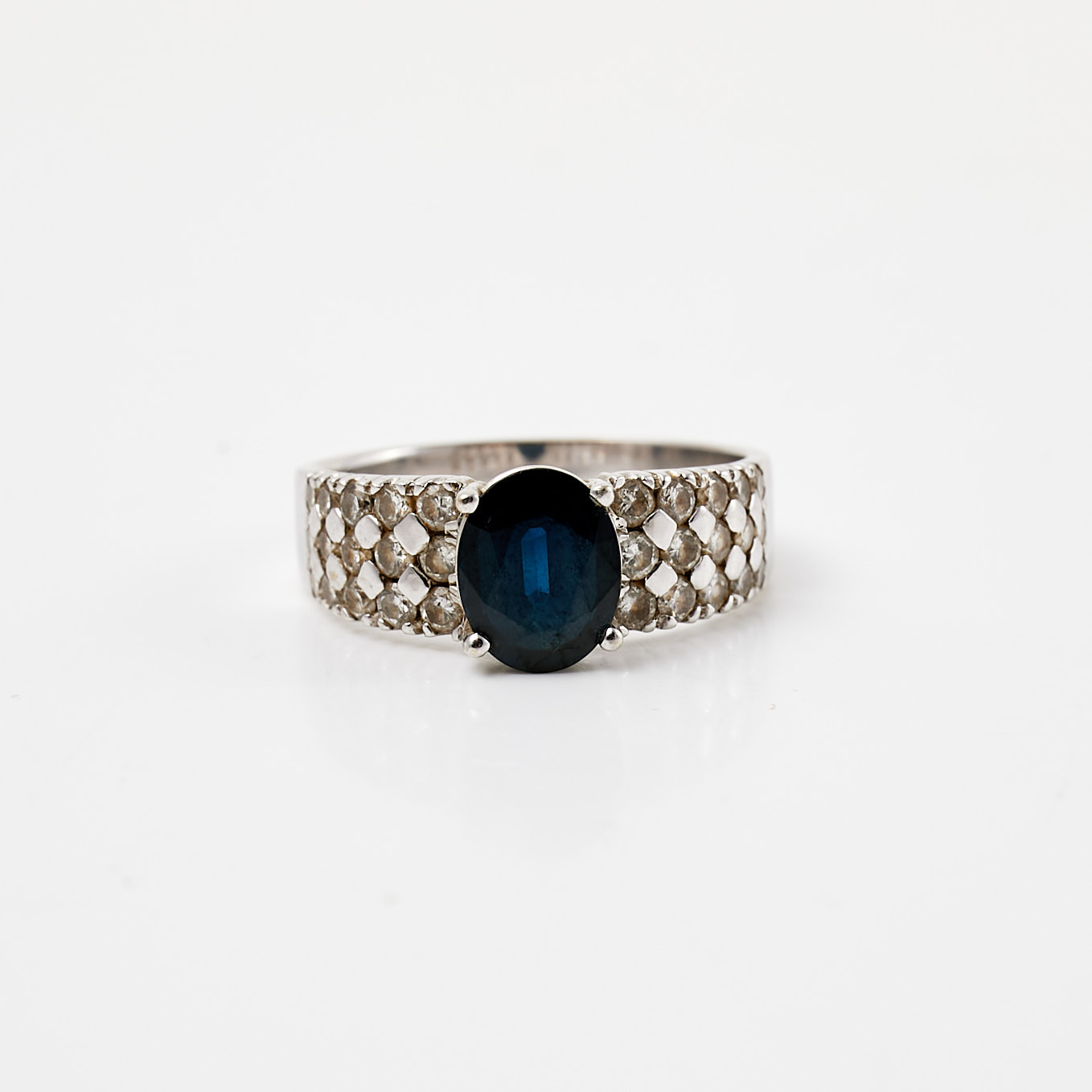 RING, 18 k vitguld, 1 ovalslipad safir, 30 briljantslipade diamanter, totalt ca 0,78 ct.