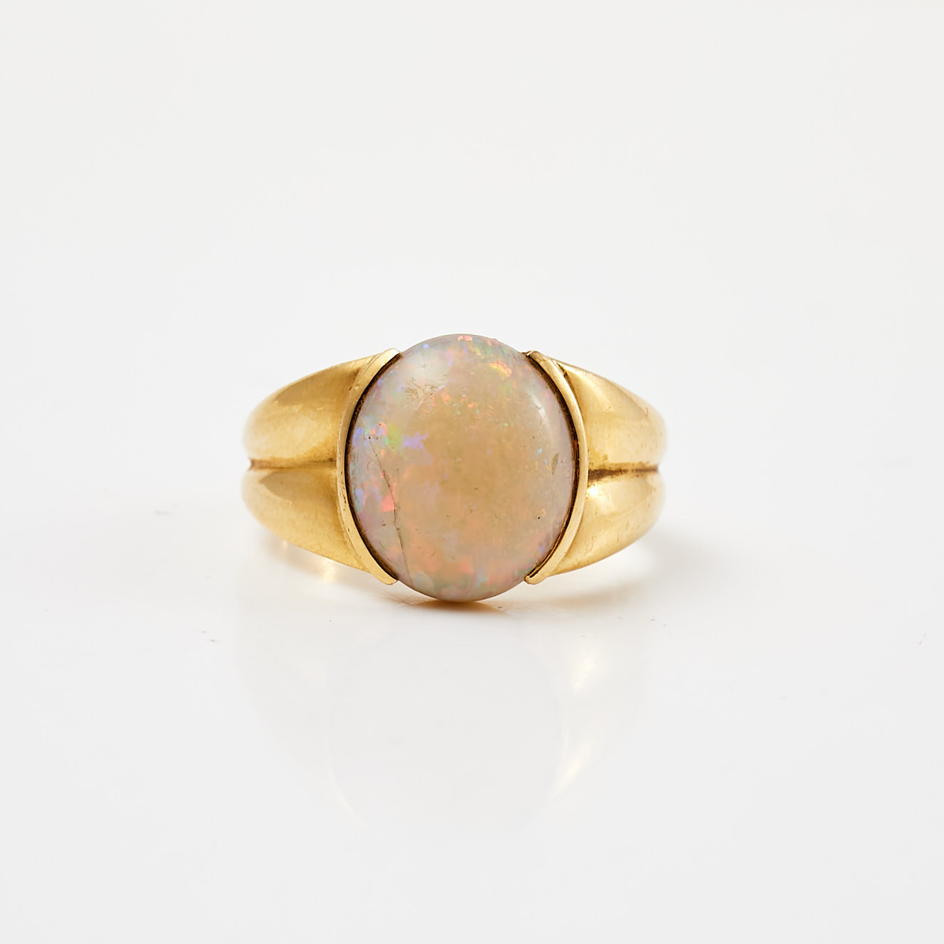 RING, 18 k guld, 1 cabochonslipad opal, vit kroppsfärg, gott färgspel i rött, blått samt grönt.