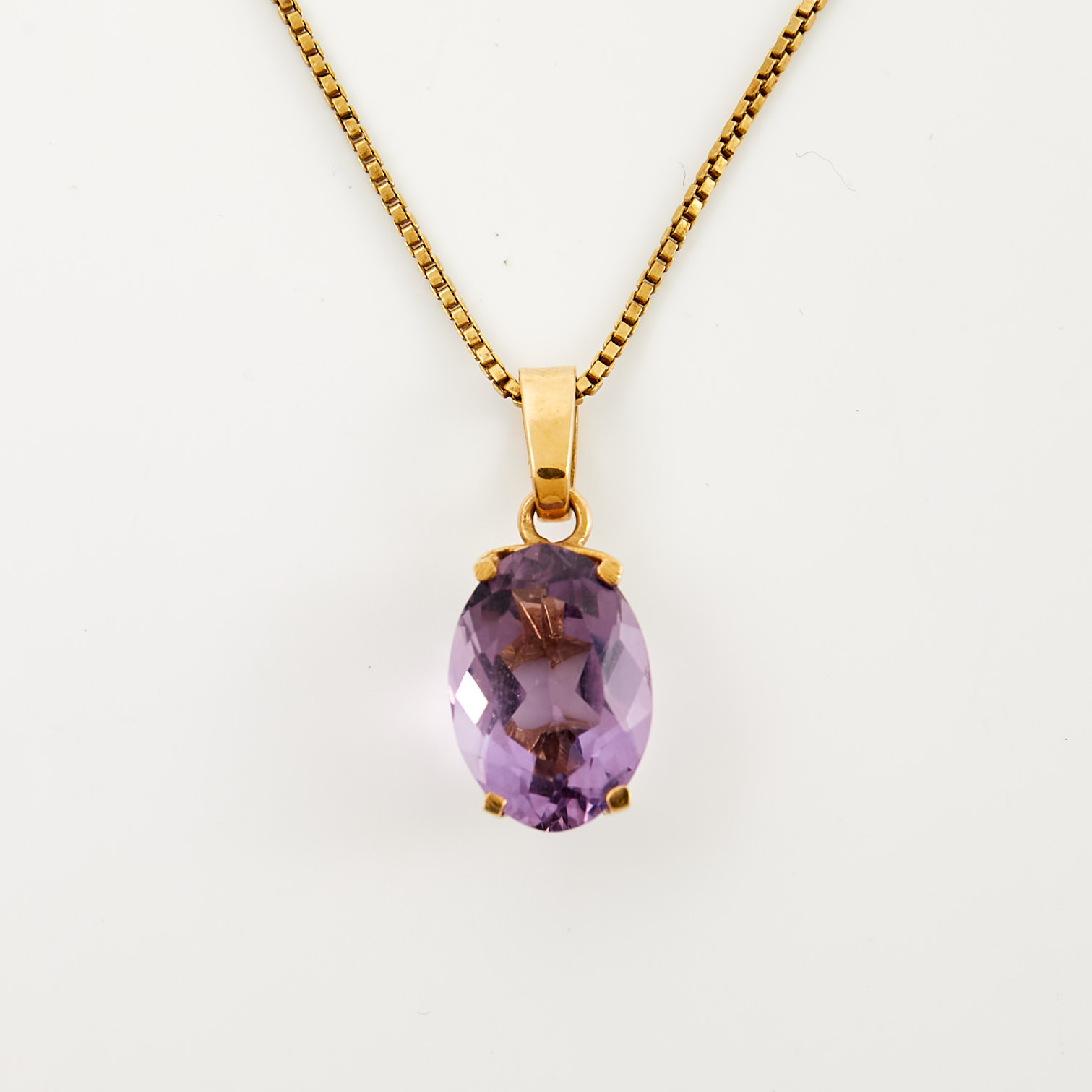 HALSBAND, 18 k guld, venetiansk länk, hänge med 1 ovalslipad ametist.